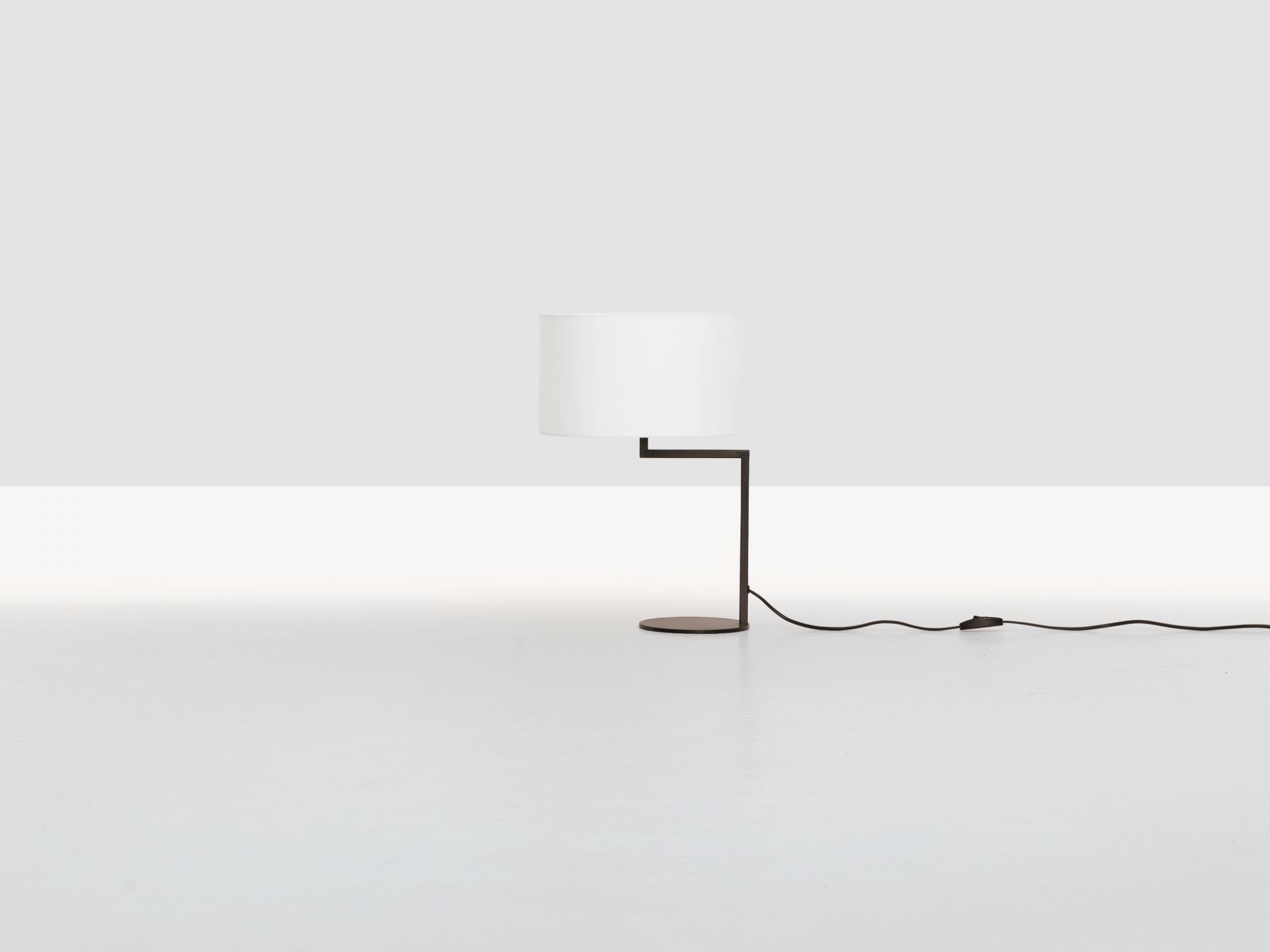 Neat Noon Tischleuchte Weiß: Moderne Tischlampe mit weißem Lampenschirm und dunklem Gestell.