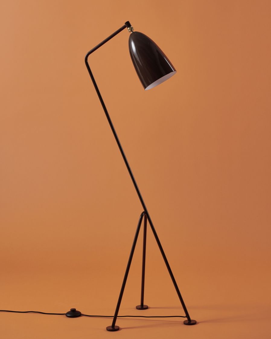 Gräshoppa Stehleuchte in Walnussbraun glänzend von Gubi, modernes Design mit dreibeinigem Stativ.