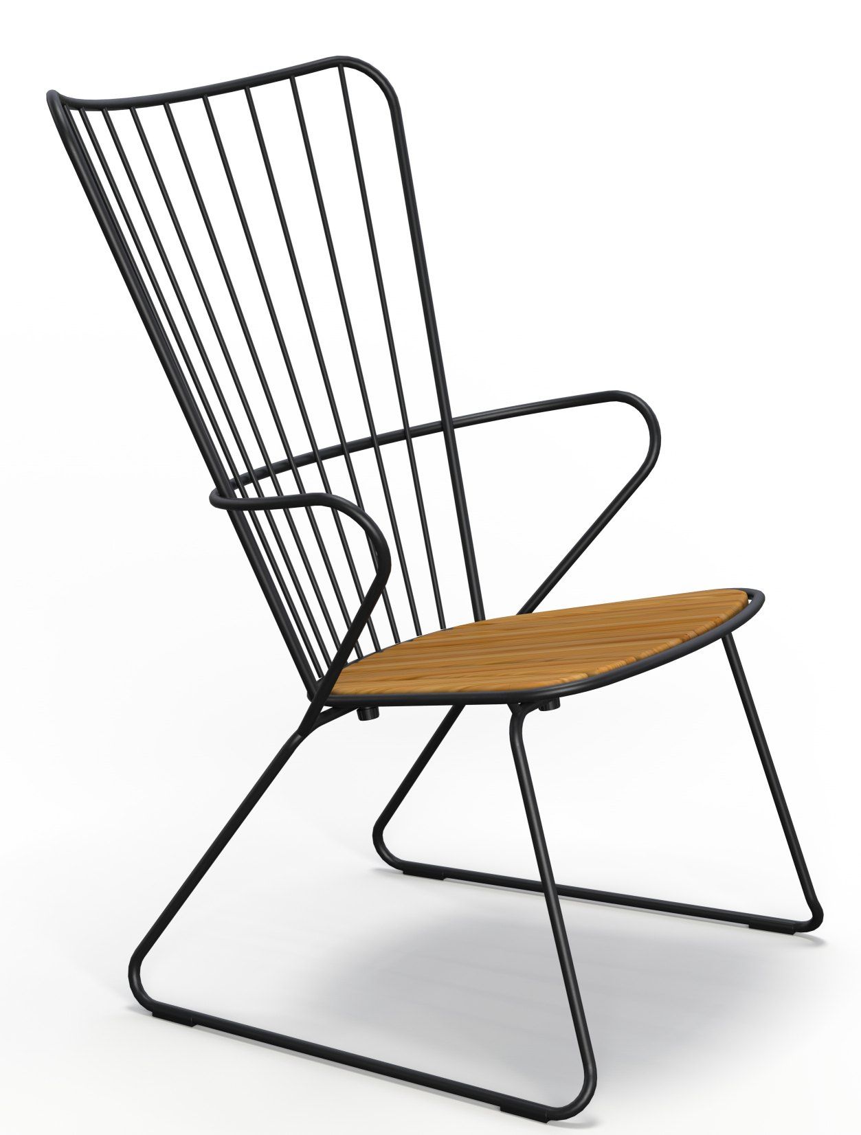 Schwarzer Paon Outdoor Lounge Chair von Houe mit Holzlatten-Sitzfläche für Garten und Terrasse.