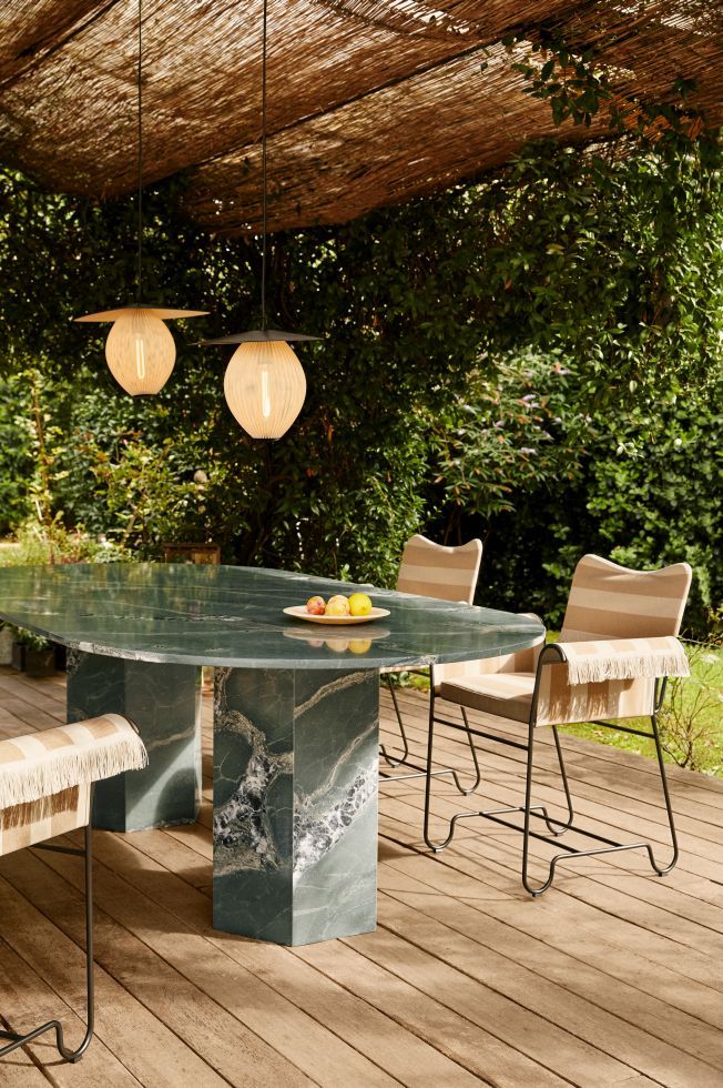 Epic Outdoor Esstisch Ellipse Gubi