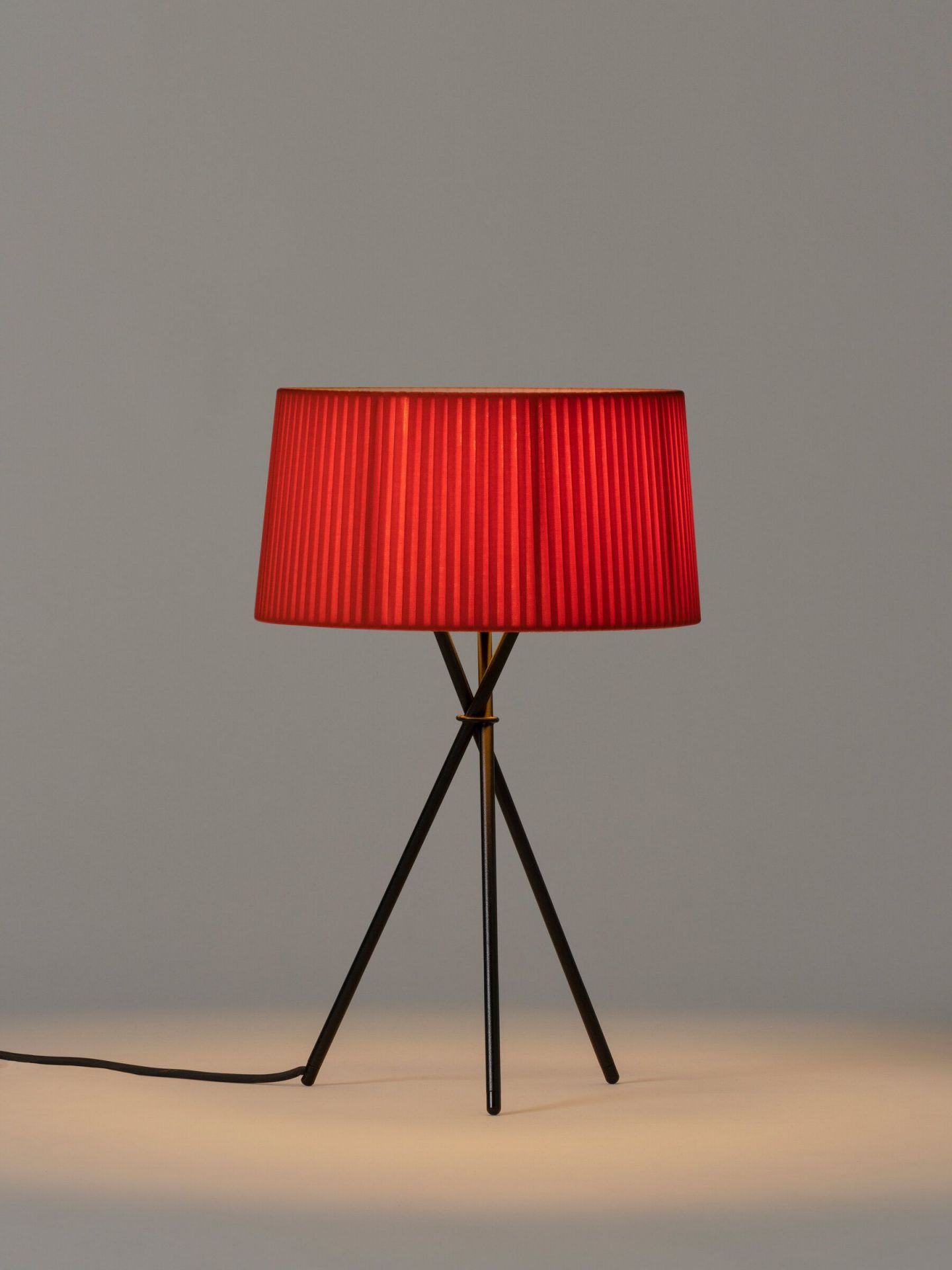 Tripode M3 Tischleuchte Bernsteinrot Santa & Cole Tripode M3 Tischleuchte Bernsteinrot Santa & Cole
