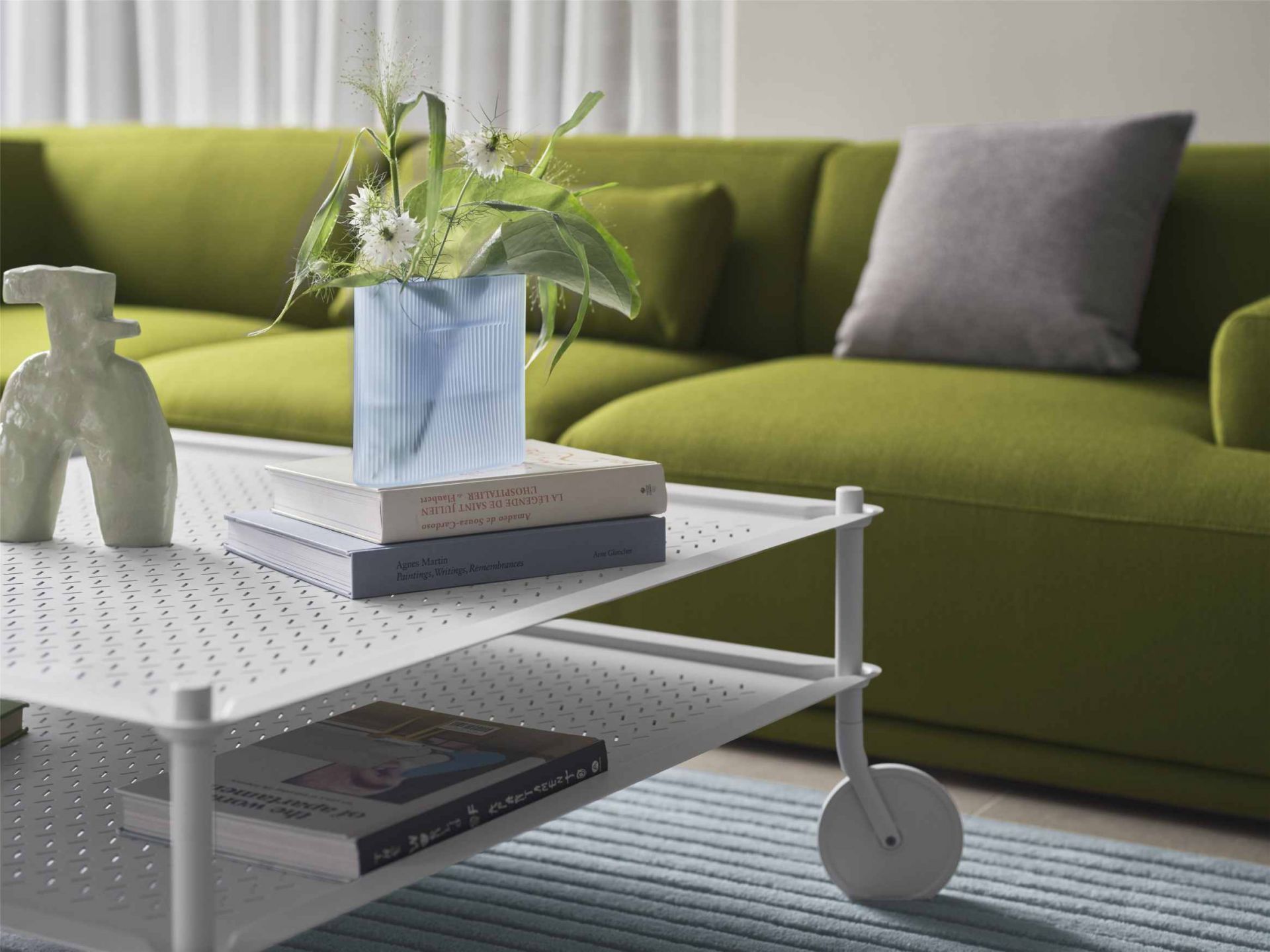 Ridge Vase Muuto Milchglas Hellblau H 35 cm Ridge Vase Muuto Milchglas Hellblau H 35 cm