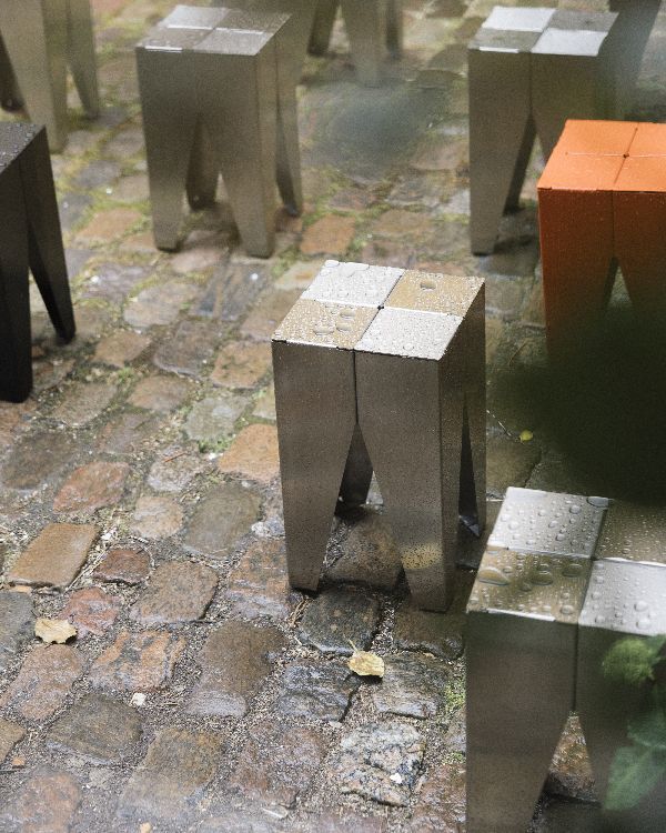 Backenzahn Hocker/Tischchen aus Stahl e15