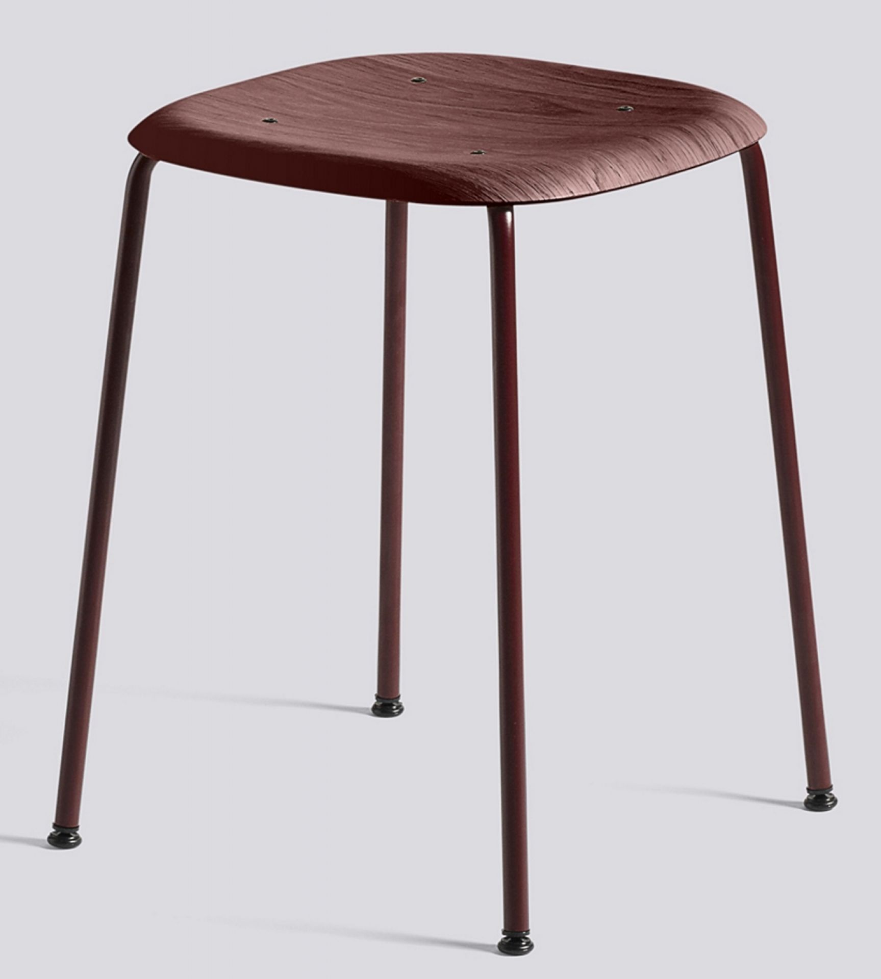 Hay Soft Edge Hocker 70 in Fall Rot: Moderner Barhocker mit Holz-Sitzfläche und Stahlbeinen.