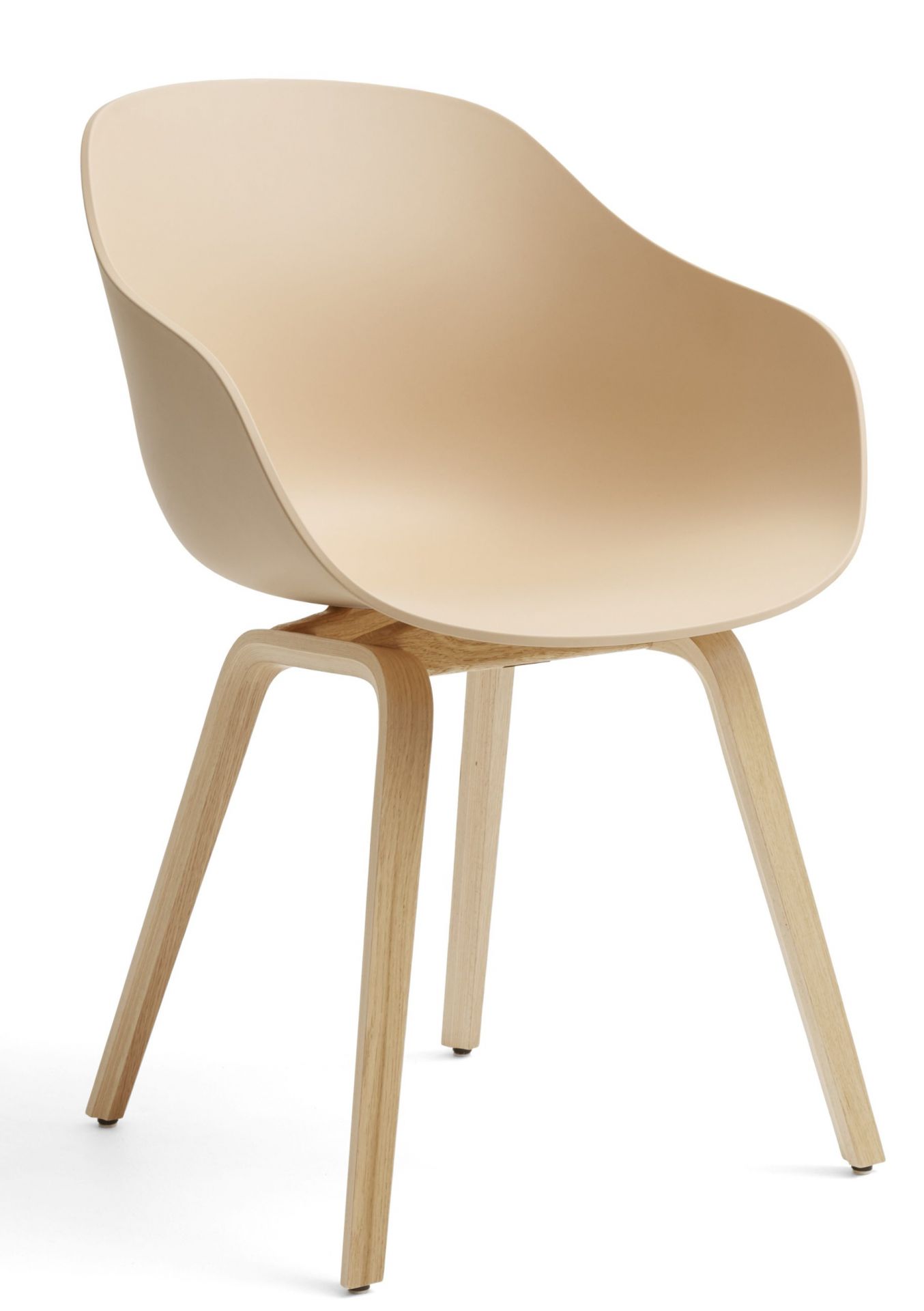 About A Chair AAC 222 Stuhl in Pale Peach mit Eichenholzbeinen. Designstuhl für Esszimmer.
