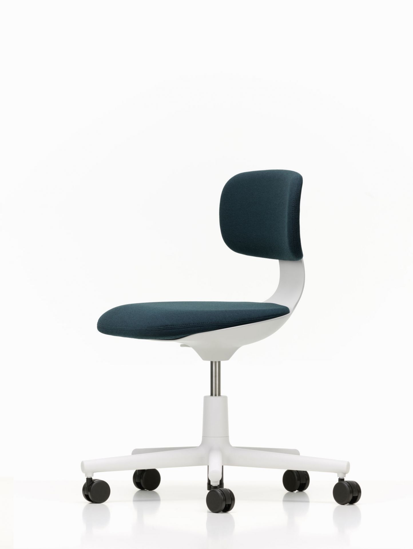 Rookie Bürodrehstuhl von Vitra, seitliche Ansicht, blauer Stoffbezug, weißes Gestell, ergonomischer Bürostuhl für modernes Arbeiten.