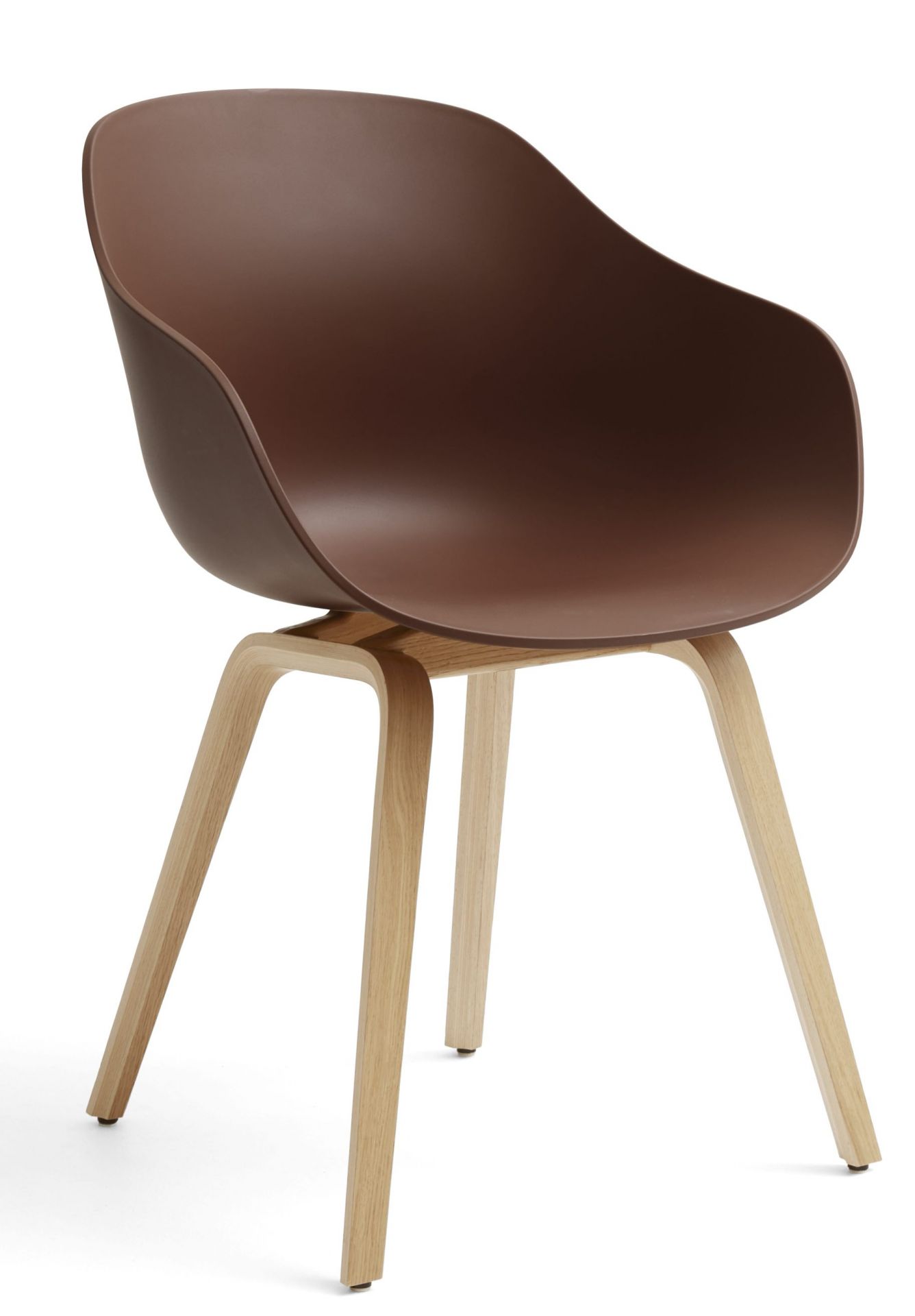 About A Chair AAC 222: brauner Stuhl mit Armlehnen und Eichenholz-Gestell. Design Stuhl für Esszimmer.