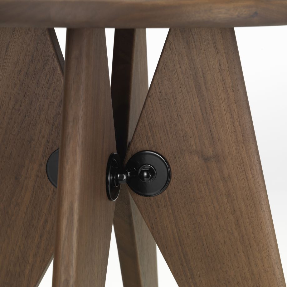 Detailaufnahme des Tabouret Solvay Hockers von Vitra, massives Nussbaumholz mit schwarzer Verbindung.