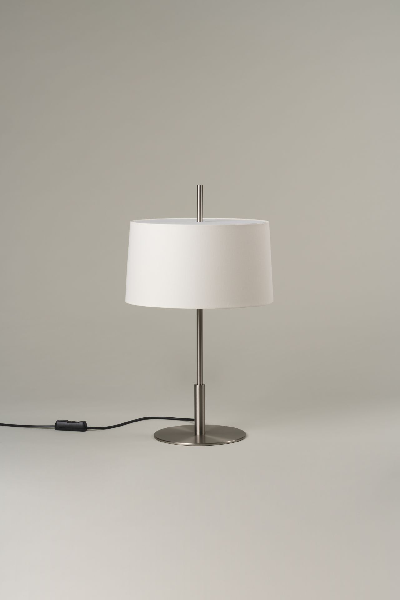 Elegante Diana Menor Tischleuchte von Santa & Cole mit weißem Lampenschirm und Metallfuß für stimmungsvolle Beleuchtung.