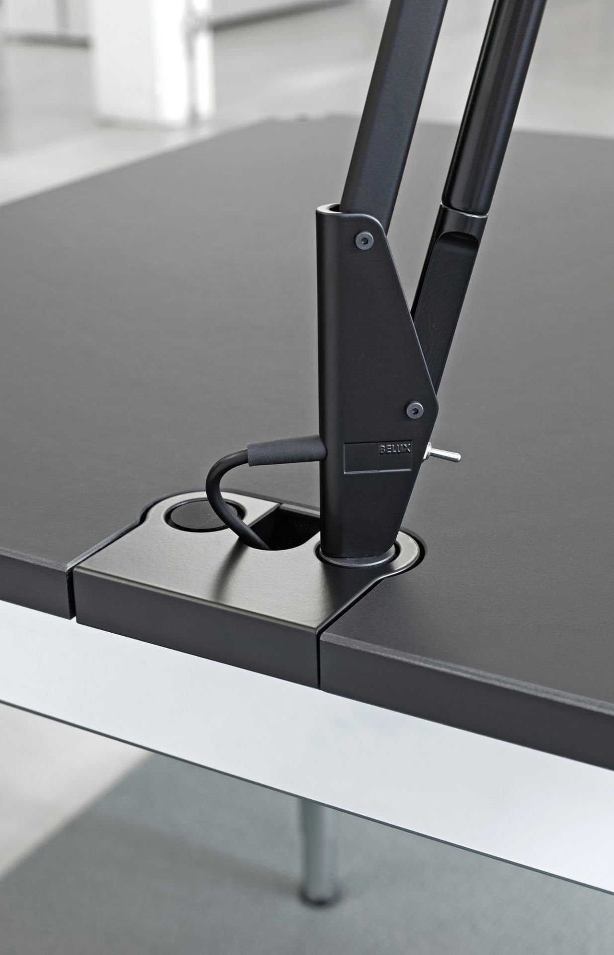 Lifto/Liftolino Tischleuchten Adapter für USM Haller Tisch Belux, Detailaufnahme der Tischbefestigung.