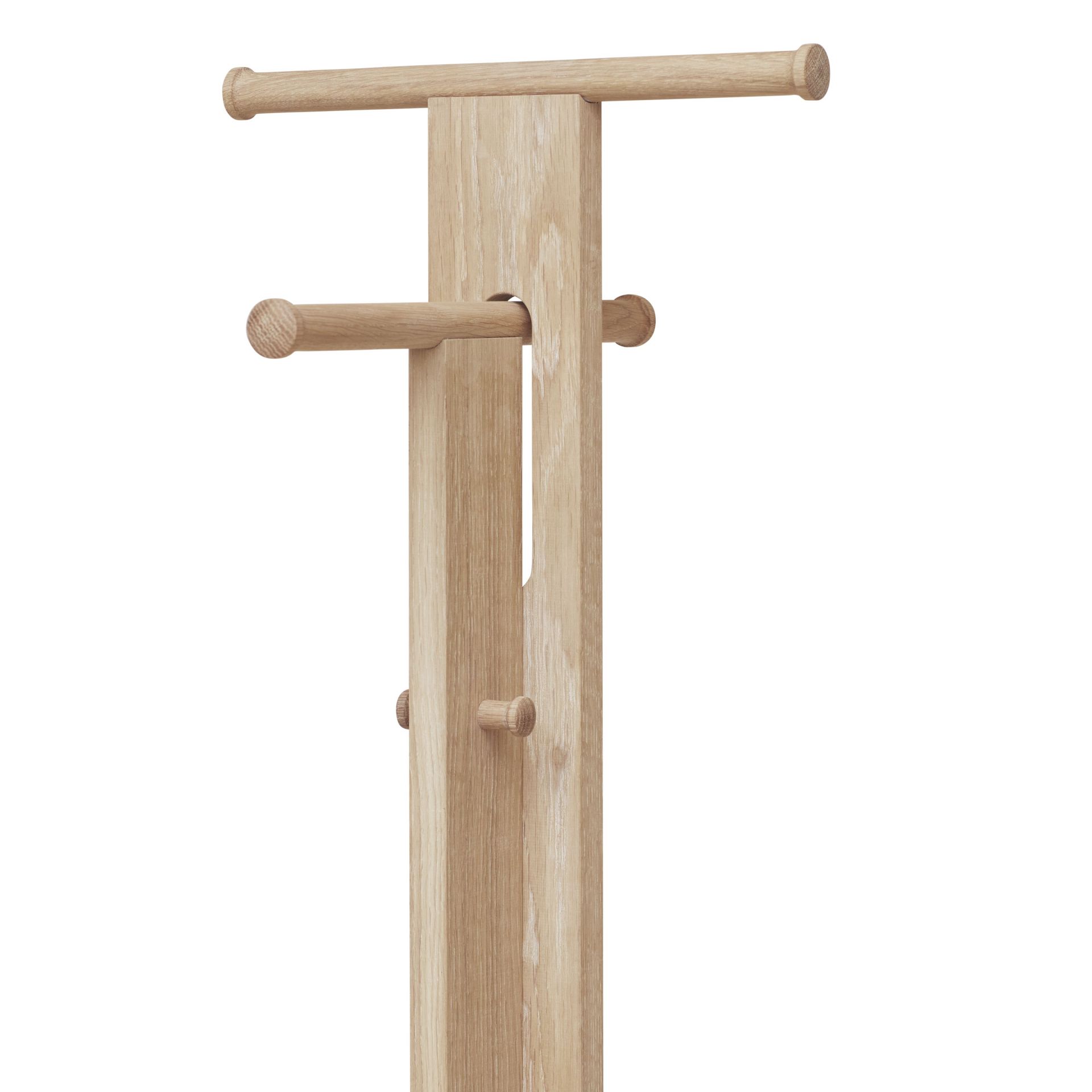 Foyer Garderobenständer von Form & Refine, aus hellem, geöltem Holz mit Haken und Stangen.