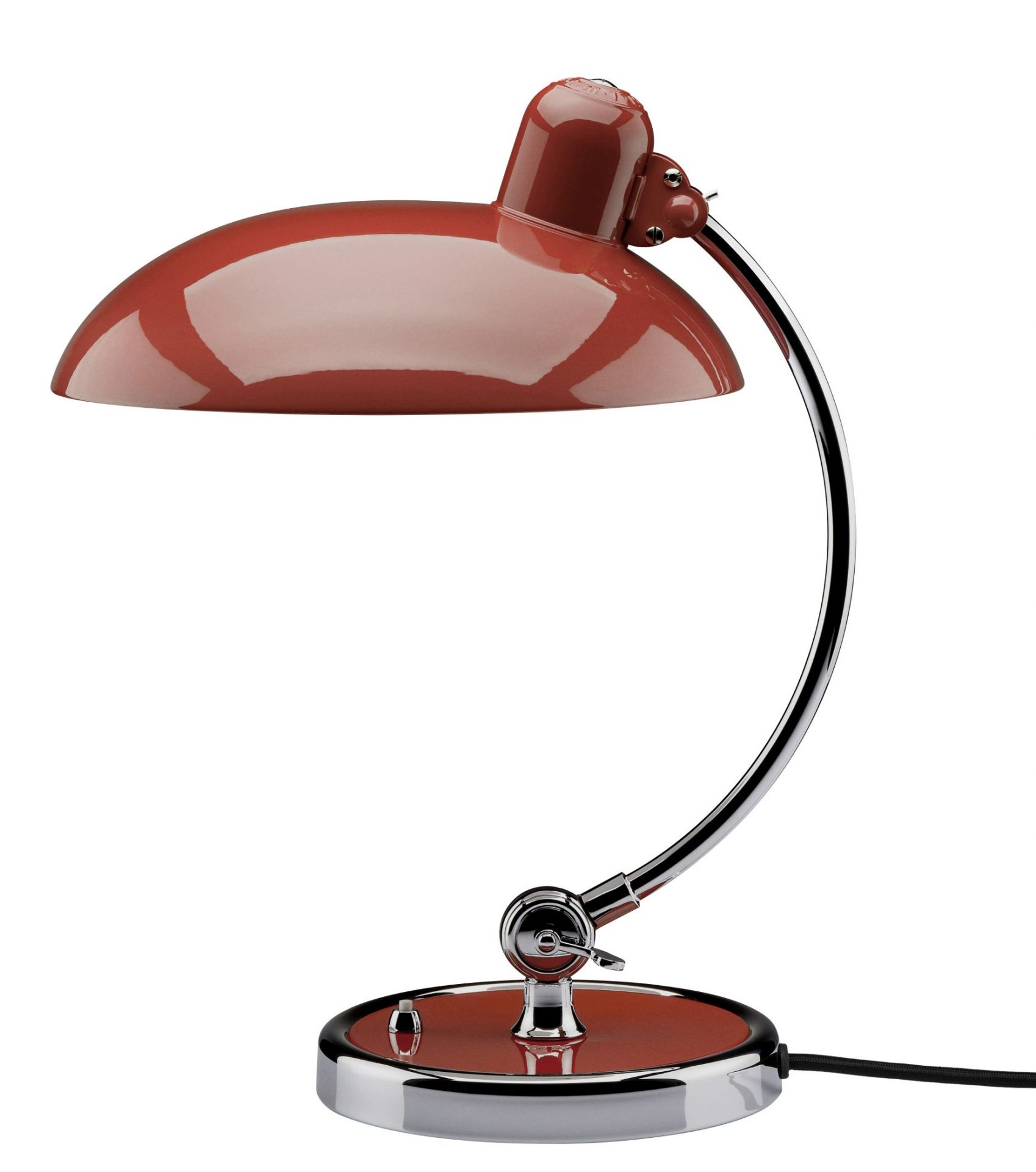Kaiser Idell Tischleuchte in Venetian Red: Designklassiker mit Chromgestell und rotem Lampenschirm.