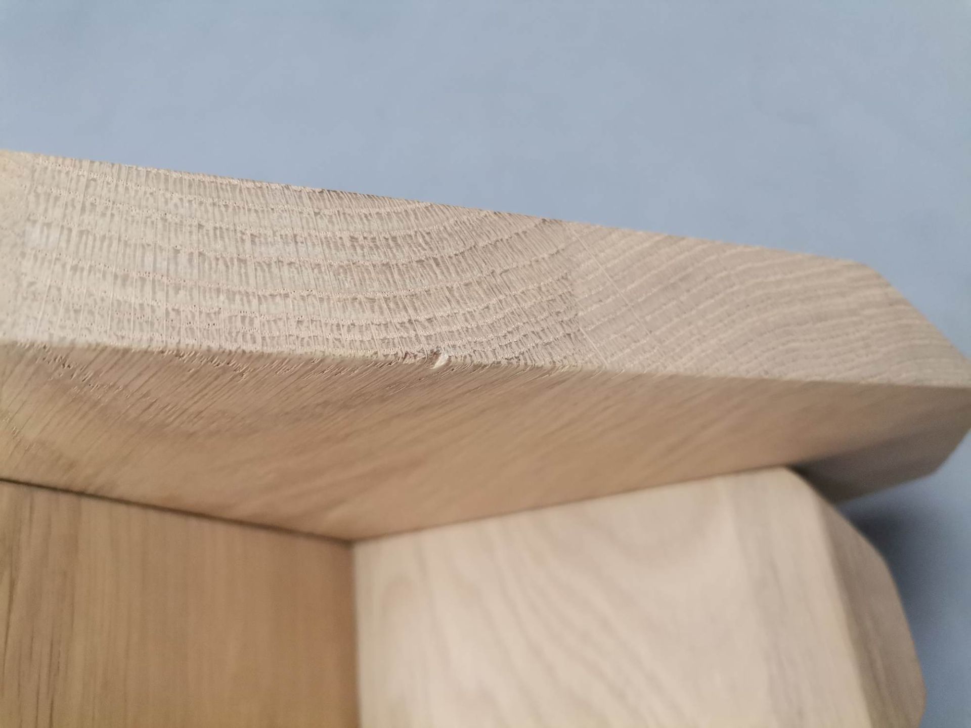 Fels Hocker EICHE GEWACHST MIT WEISS PIGMENTIERT Out MAENGELEXEMPLAR