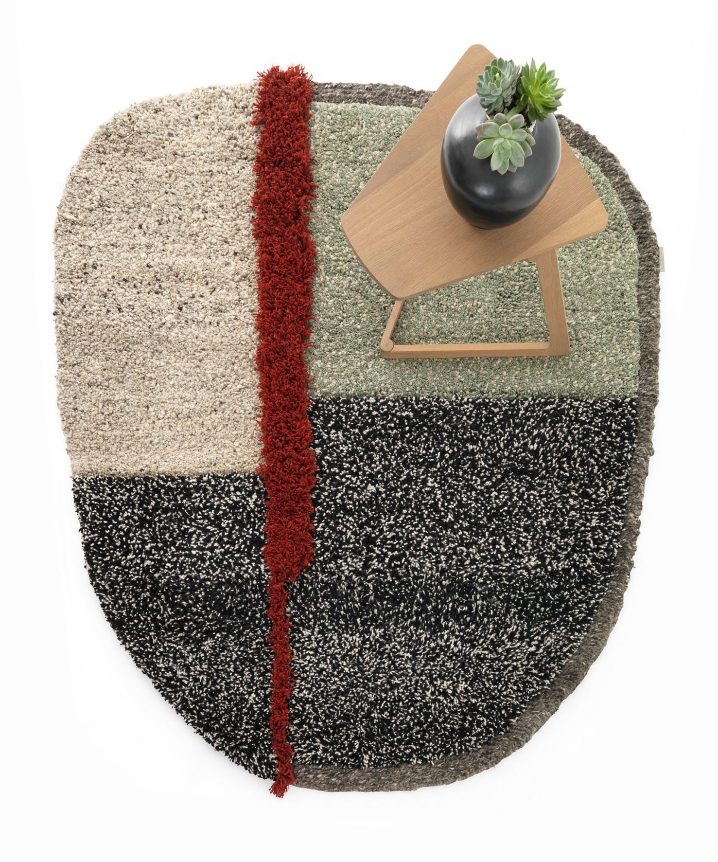 Nudo Teppich von Ames, groß, mit geometrischem Muster in Beige, Grün, Schwarz und Rot.