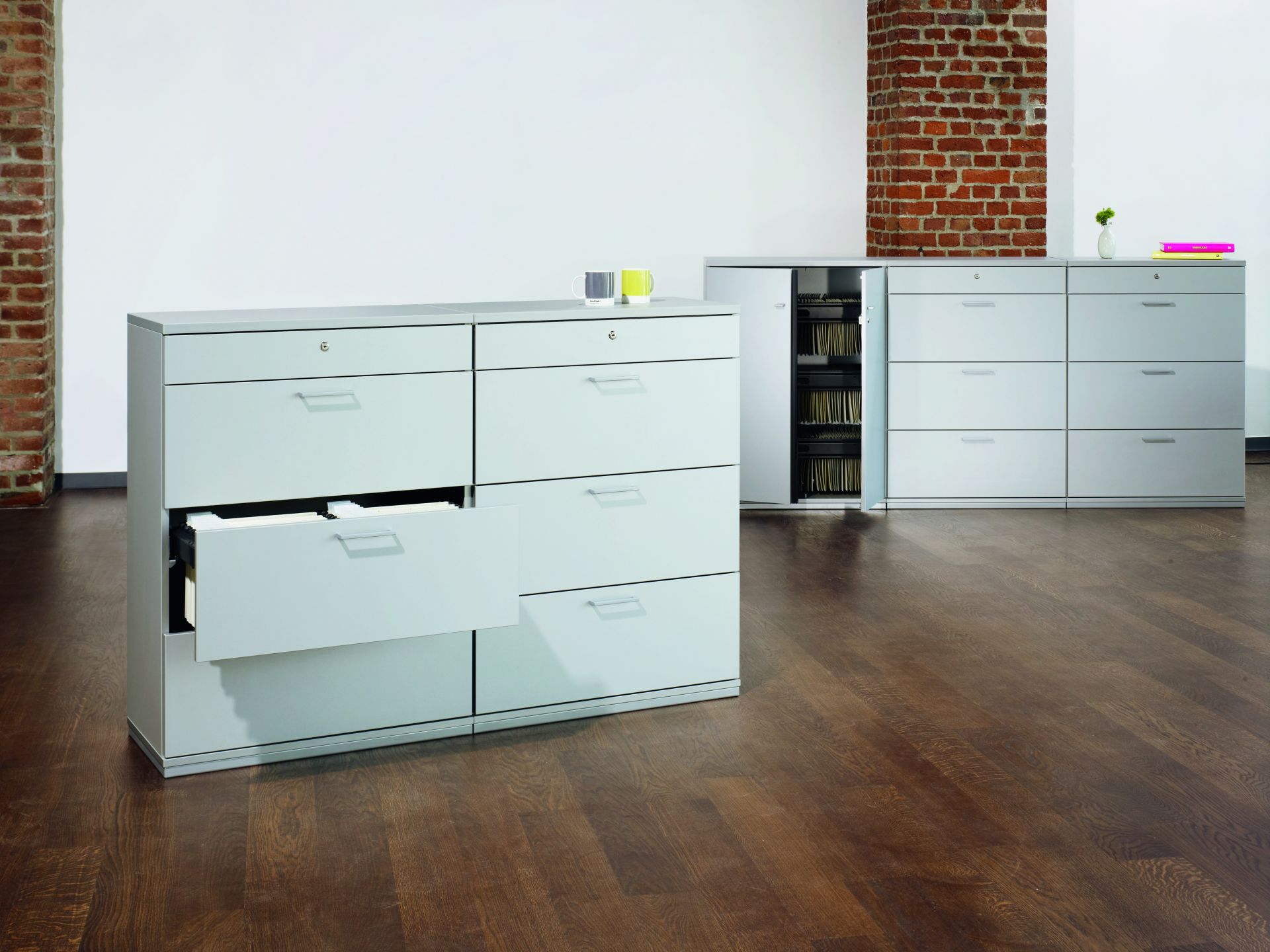 Acta Büroschrank von König+Neurath: Grauer Drehtürenschrank und Aktenschrank mit Schubladen für Büro und Archiv.