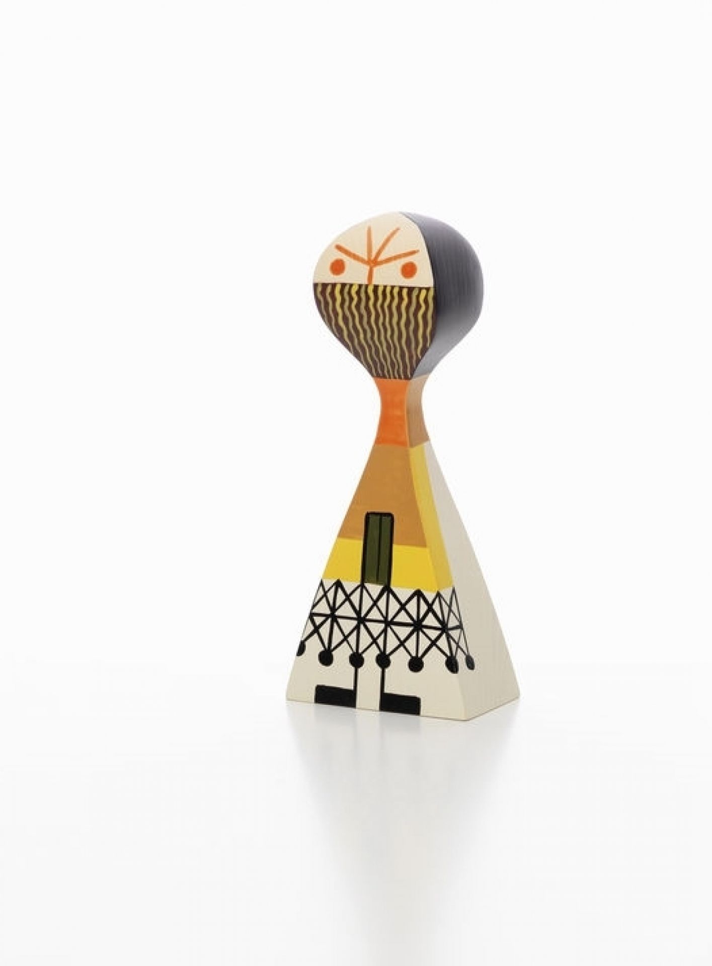 Vitra Wooden Doll No. 13, dekorative Holzfigur mit geometrischen Mustern und warmen Farben auf weißem Hintergrund.