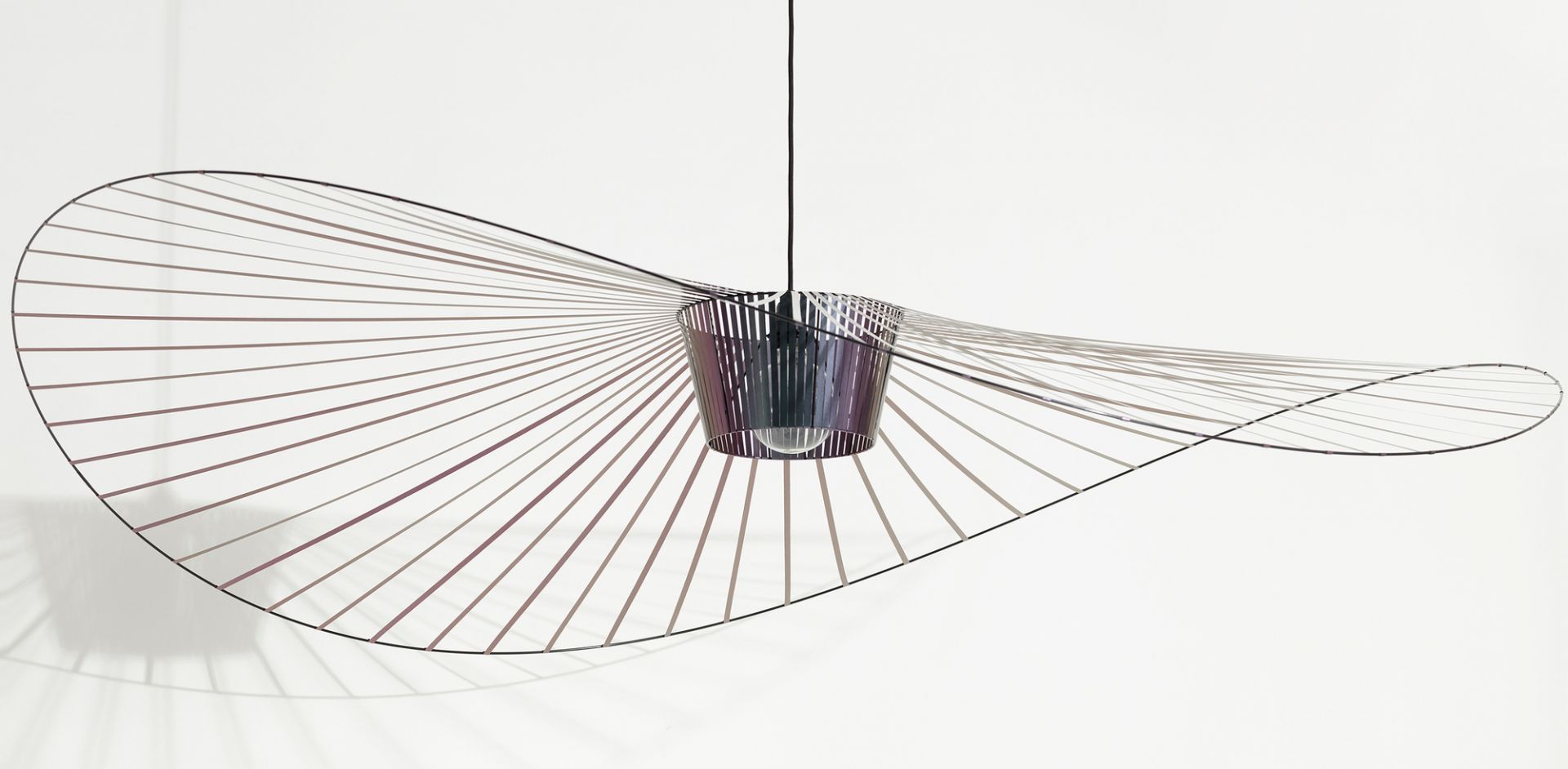 Vertigo Pendelleuchte Medium von Petite Friture, modernes Design mit grafischem Schirm und Lichteffekten.