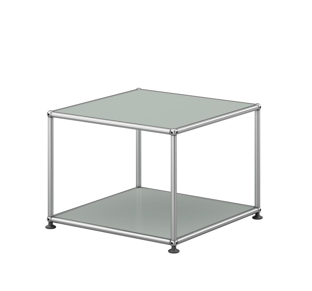 USM Haller Beistelltisch in Lichtgrau, offenes Design mit zwei Ebenen, modernes Möbelstück für Wohn- und Bürobereiche.