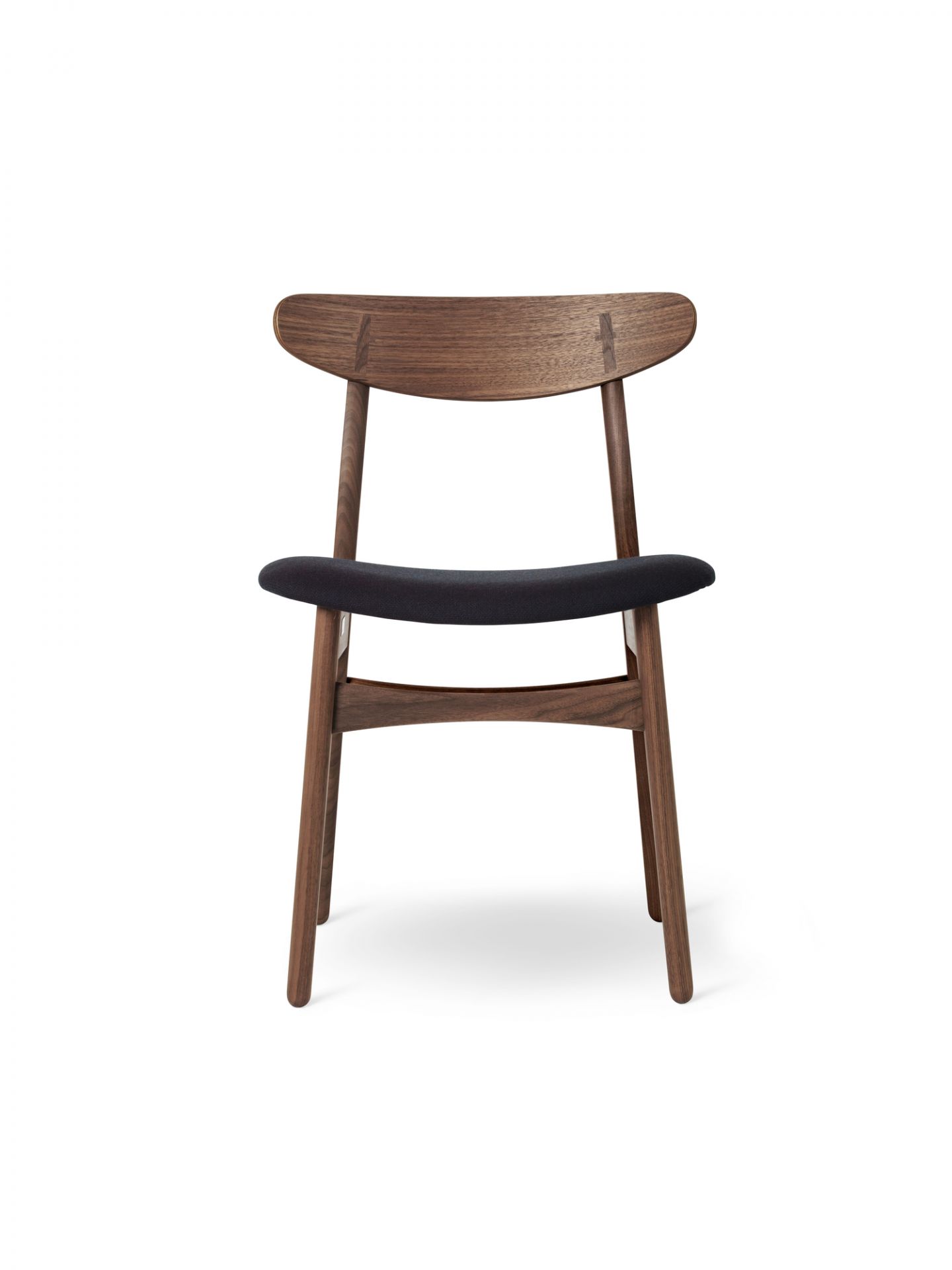 CH30P Stuhl von Carl Hansen & Søn mit Walnussgestell und schwarzem Stoffbezug.