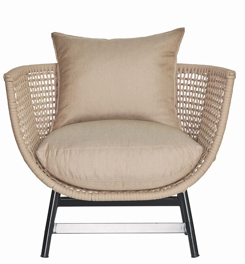 Taupefarbener Suka Lounge Sessel von Jan Kurtz für den Outdoor-Bereich mit Kissen.