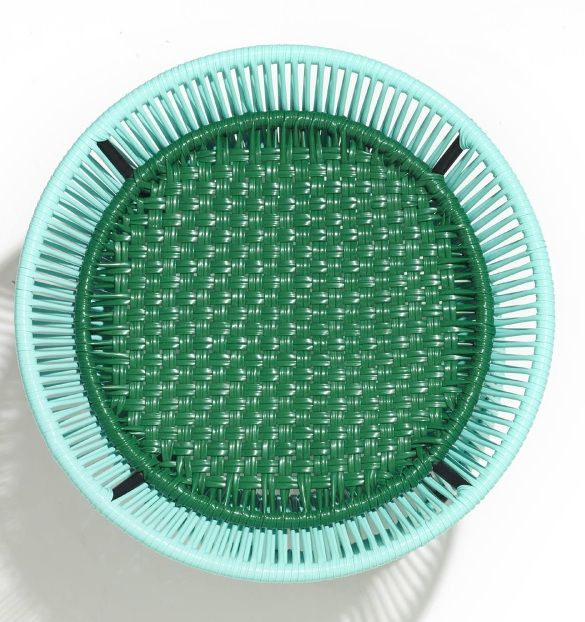 Draufsicht: Türkis-grüner Caribe Basket Table Outdoor Tisch von ames, geflochtenes Design.