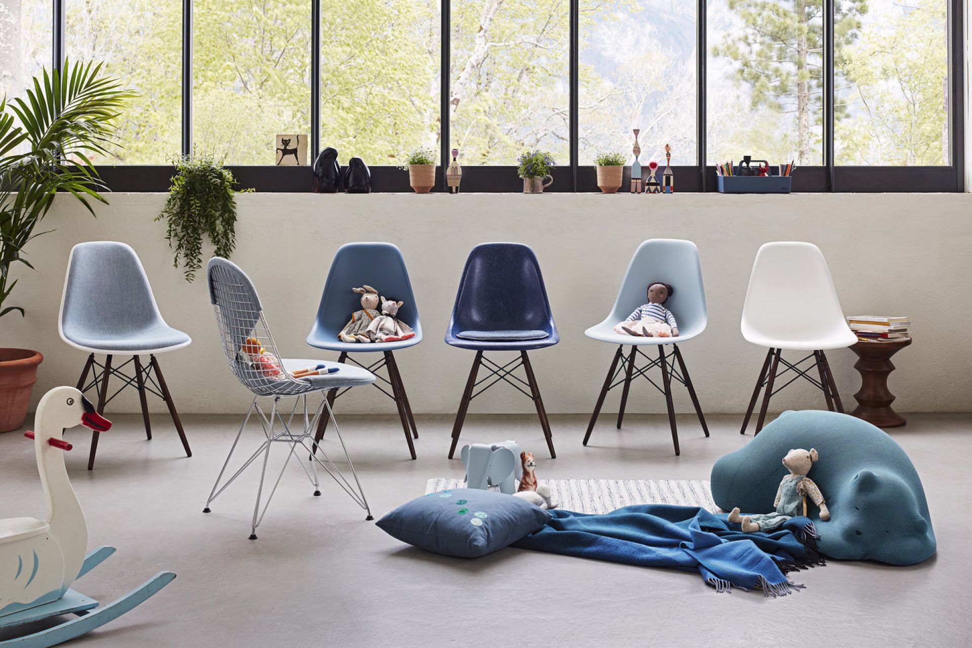 Eames Plastic Side Chair DSW Stuhl Vitra Ahorn gelblich-Zartrosa