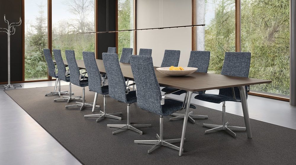 Oneline Hängeleuchte von Fritz Hansen über einem langen Konferenztisch mit blauen Stühlen in einem modernen Büro.