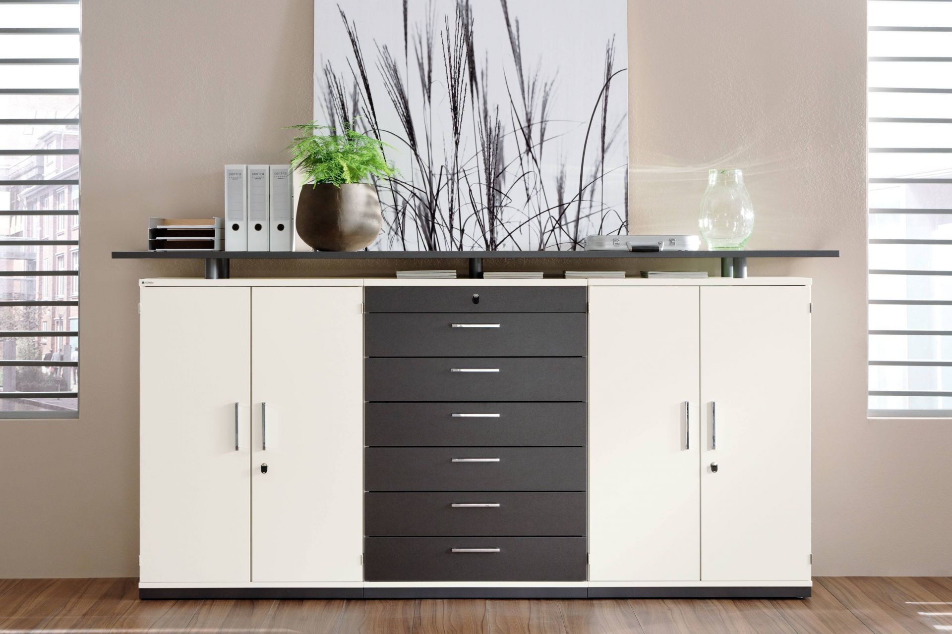 Prisma 2 Garderobenschrank von Palmberg mit weißen Türen und grauen Schubladen für Büro und Arbeitszimmer.