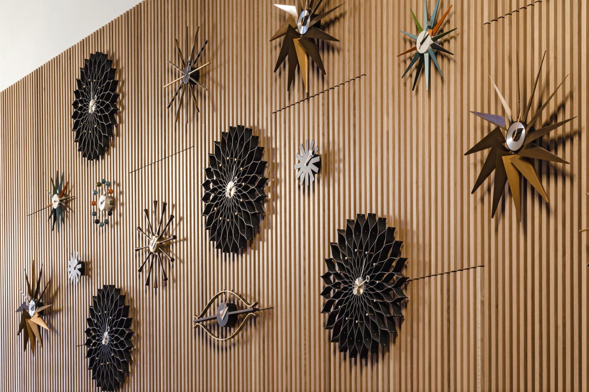 Sunburst Clock Uhr - schwarz / messing Wanduhr Vitra