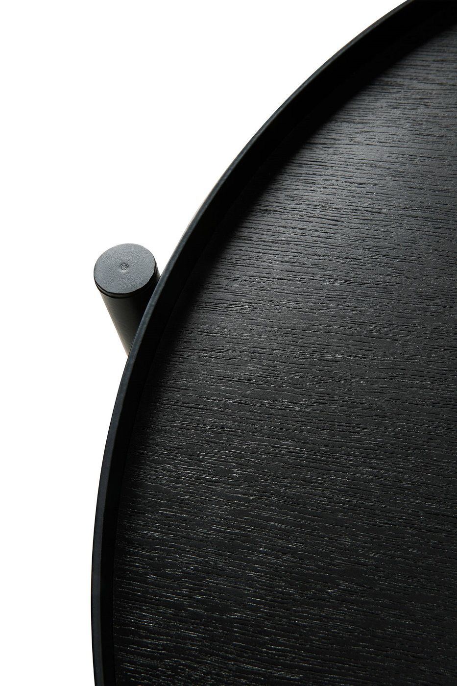 Detailaufnahme: Schwarzer Ethnicraft Beistelltisch mit drehbarer Tischplatte aus Holz. Moderner Tabletttisch für Wohnzimmer.