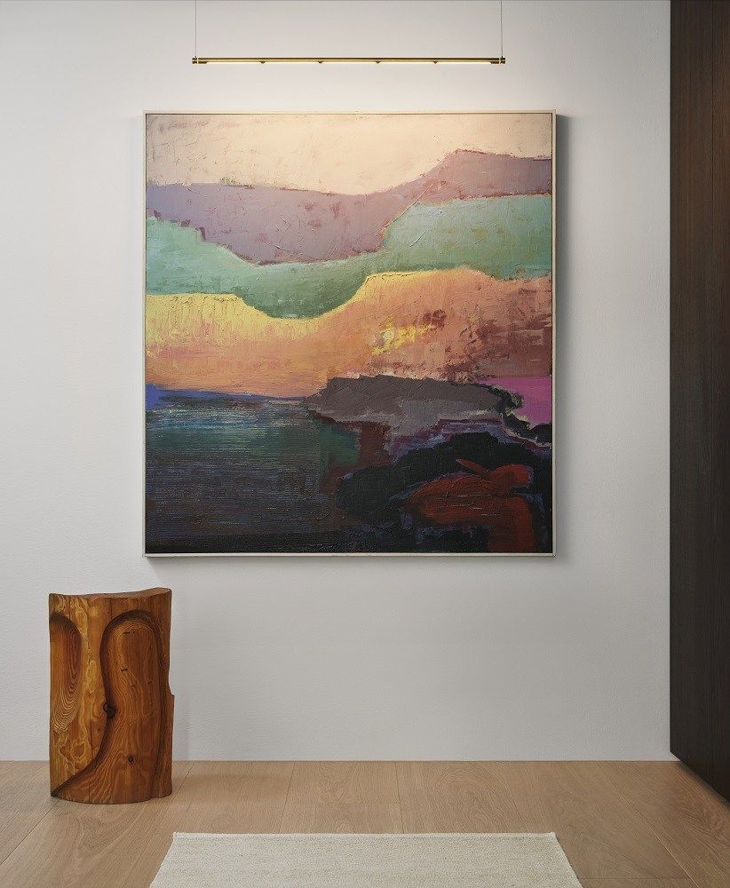 Oneline Fritz Hansen Hängeleuchte über einem abstrakten Gemälde, das in einem modernen Wohnraum hängt.