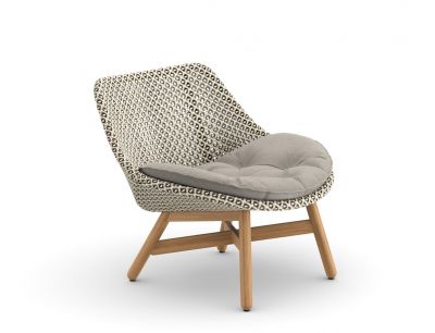 Mbrace Club Chair von Dedon mit Sitzkissen: Geflochtener Sessel mit Holzbeinen und grauem Kissen.