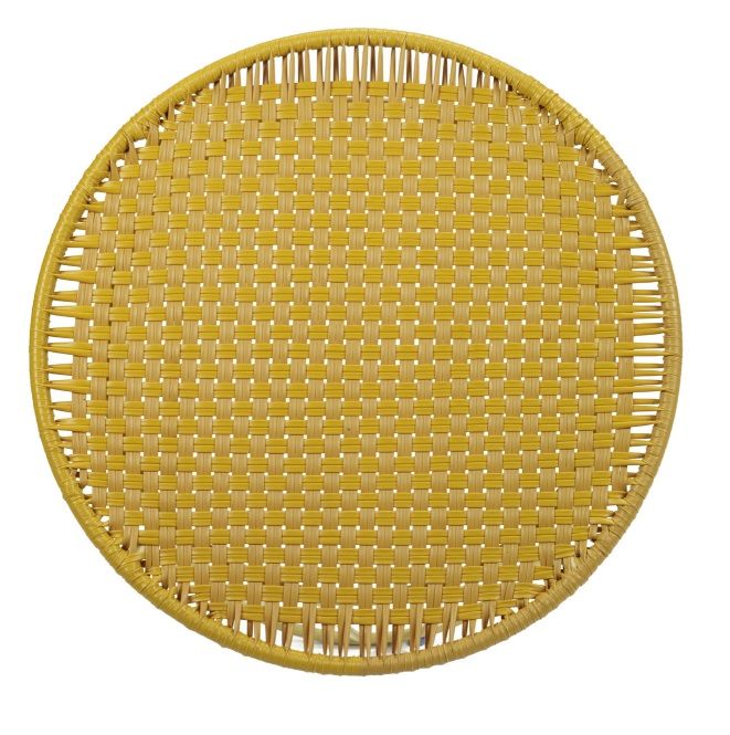 Detailaufnahme der honiggelben Tischplatte des Circo Beistelltisches von ames für den Außenbereich.