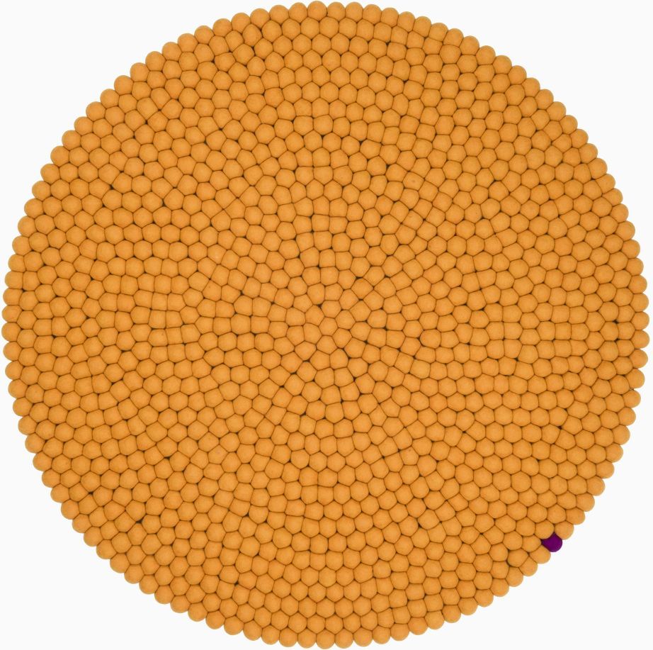 Ockergelber, runder Filzteppich "Big One" von myfelt, Durchmesser 300 cm, Detailansicht der Filzkugeln.