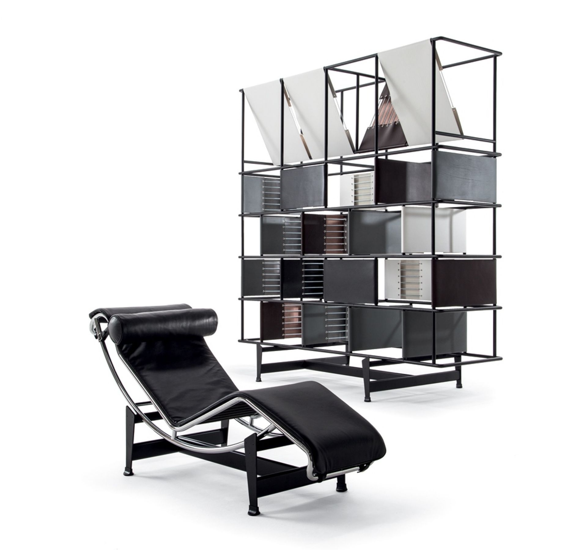 4 Chaise Longue à reglage continu Liege Leder schwarz ( Graphit ) / Nackenrolle gleiche Lederfarbe Cassina VORZUGSKOMBINATION QUICK-SHIP