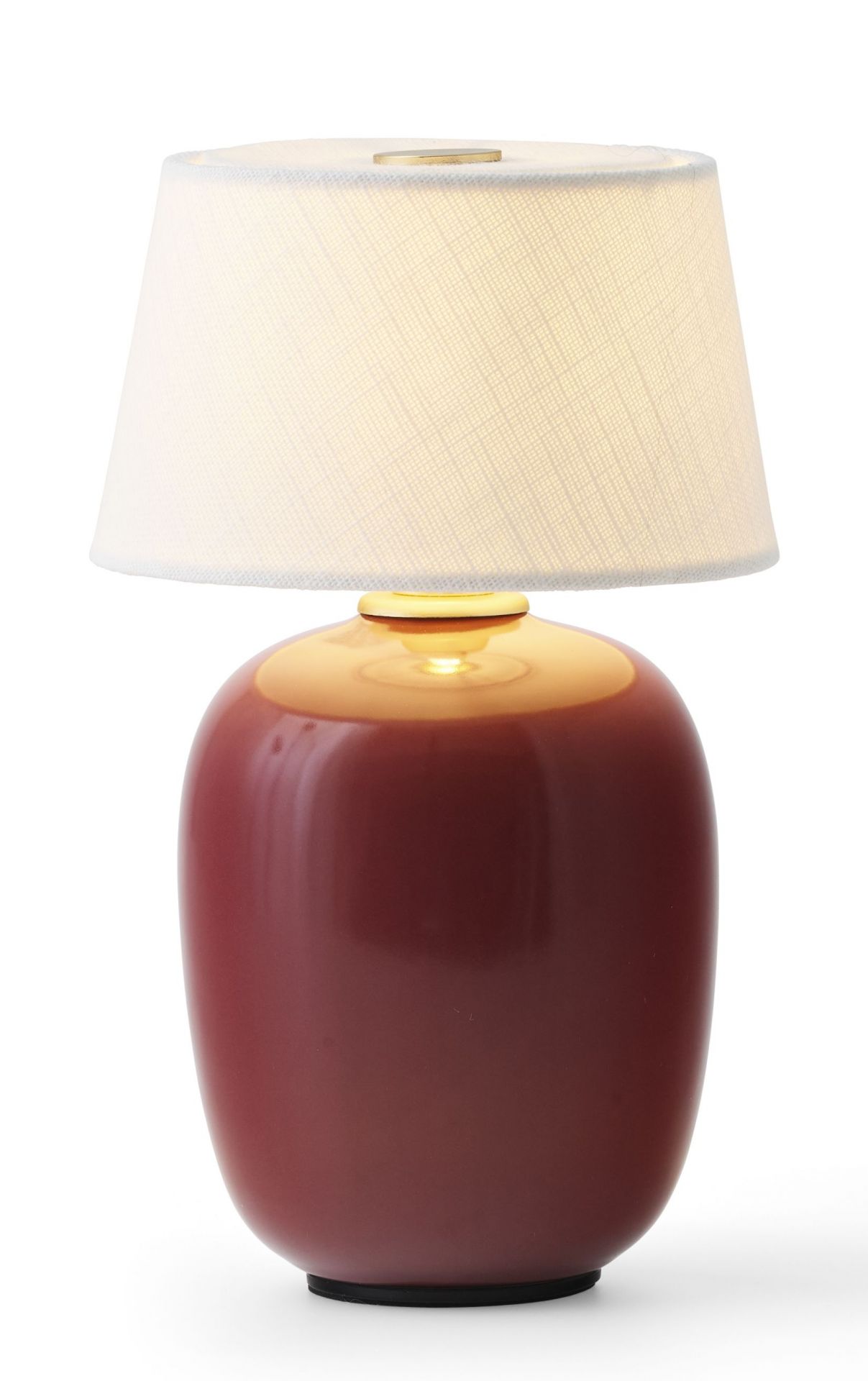 Nahaufnahme der Torso Tischleuchte in Rubinrot von Audo, eine tragbare Akkuleuchte mit Stoffschirm.