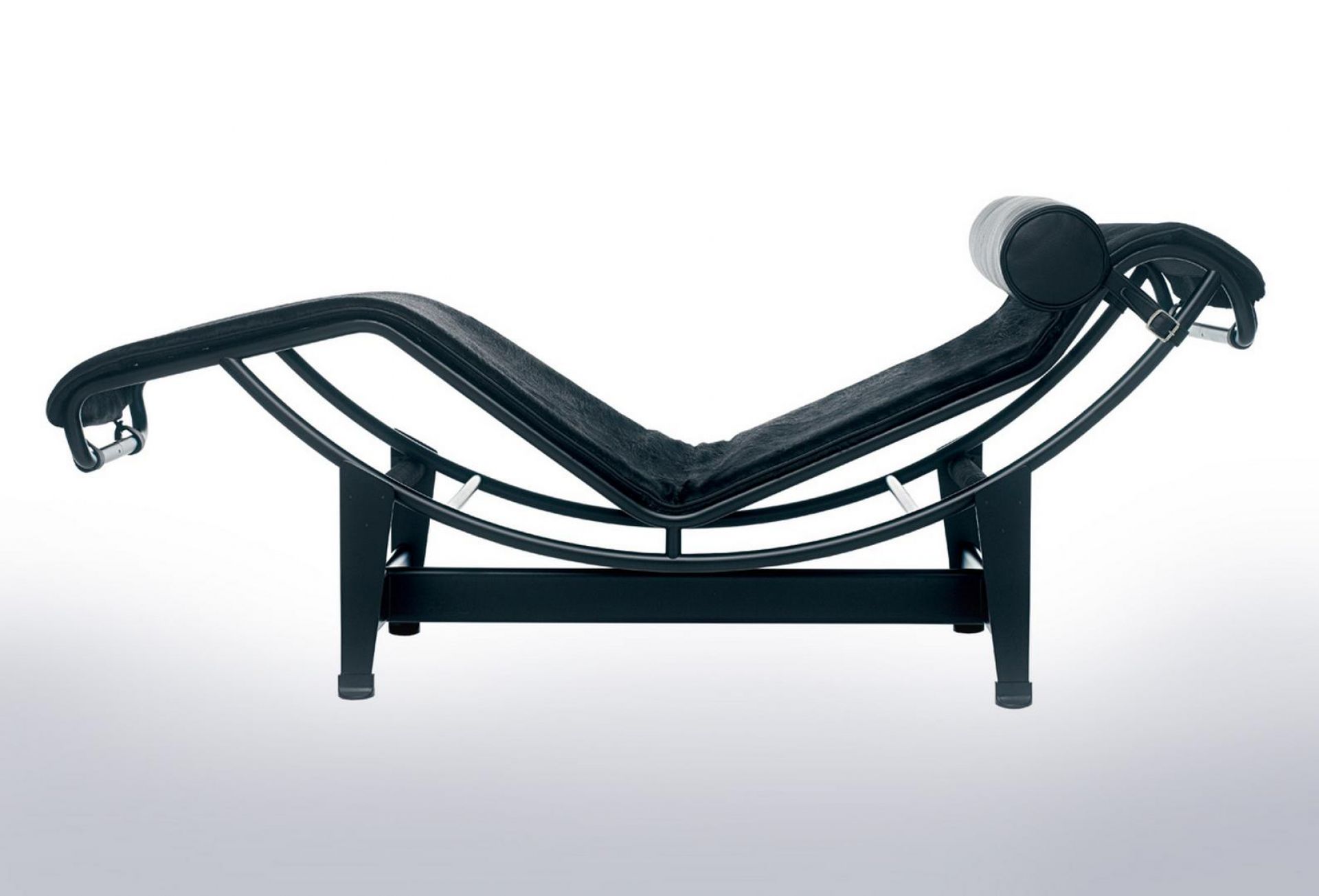 4 Chaise Longue à reglage continu Liege Leder schwarz ( Graphit ) / Nackenrolle gleiche Lederfarbe Cassina VORZUGSKOMBINATION QUICK-SHIP