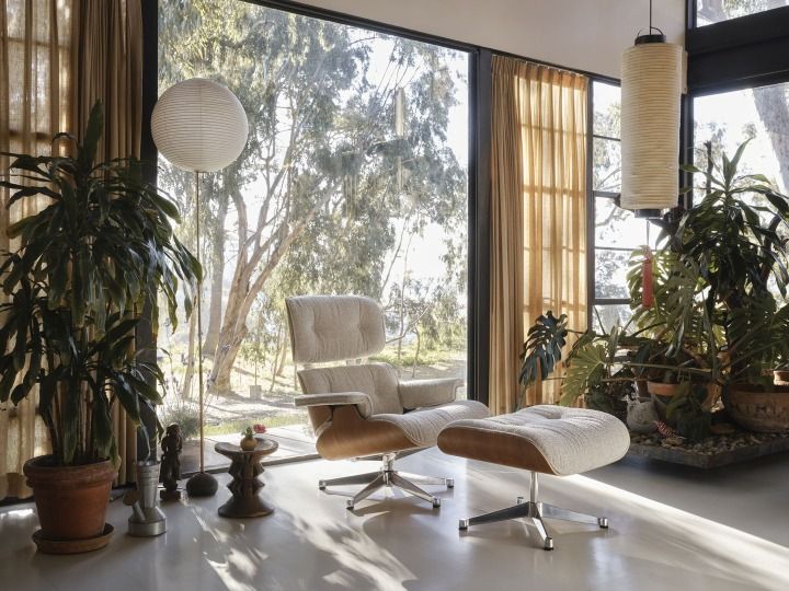 Eames Lounge Chair & Ottoman Sessel VORZUGSKOMBINATION Nubia, cream sand, poliert, Kirschbaum