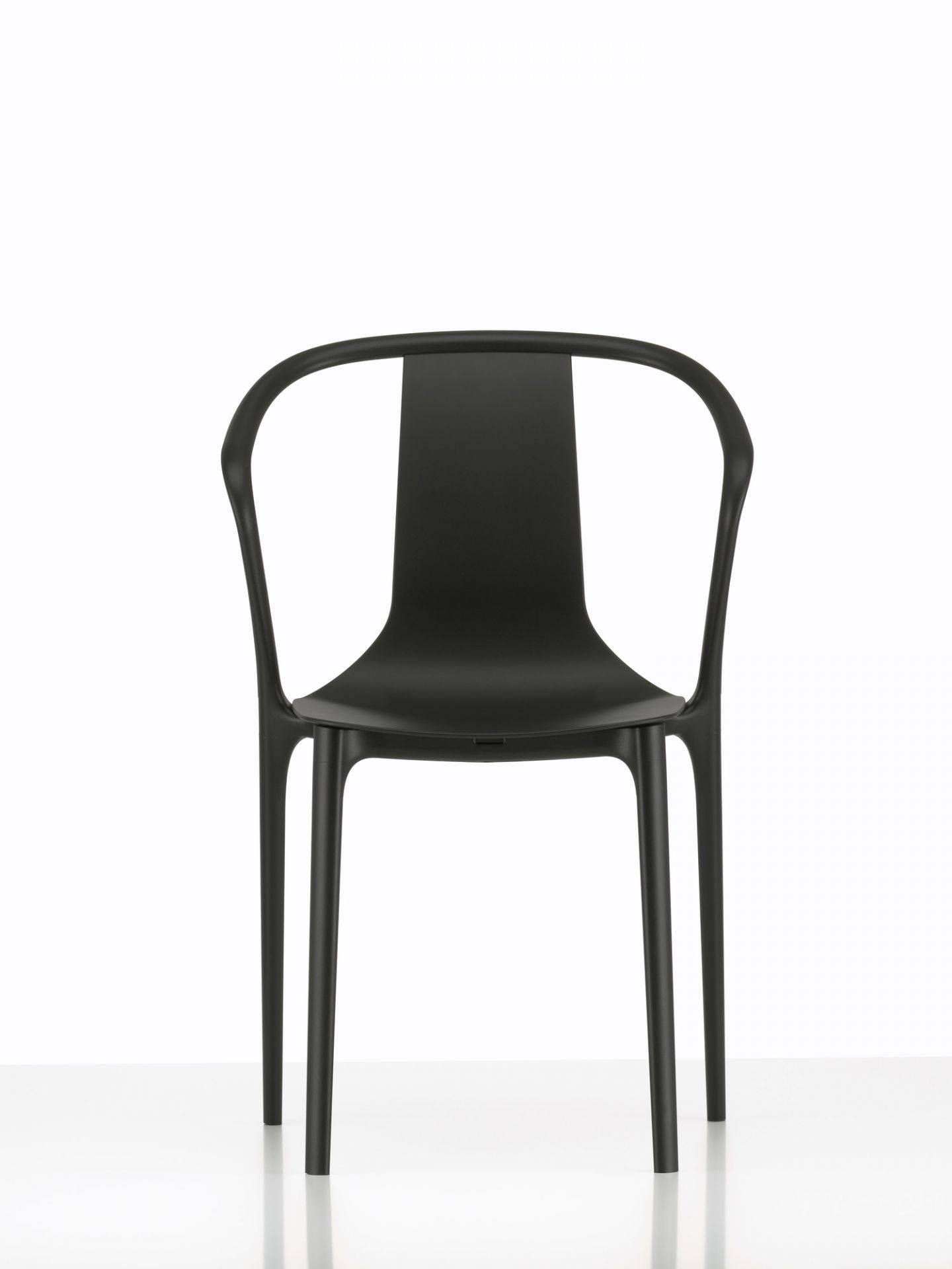 Belleville Chair von Vitra, tiefschwarzer Kunststoffstuhl für Esszimmer und Wohnbereich.