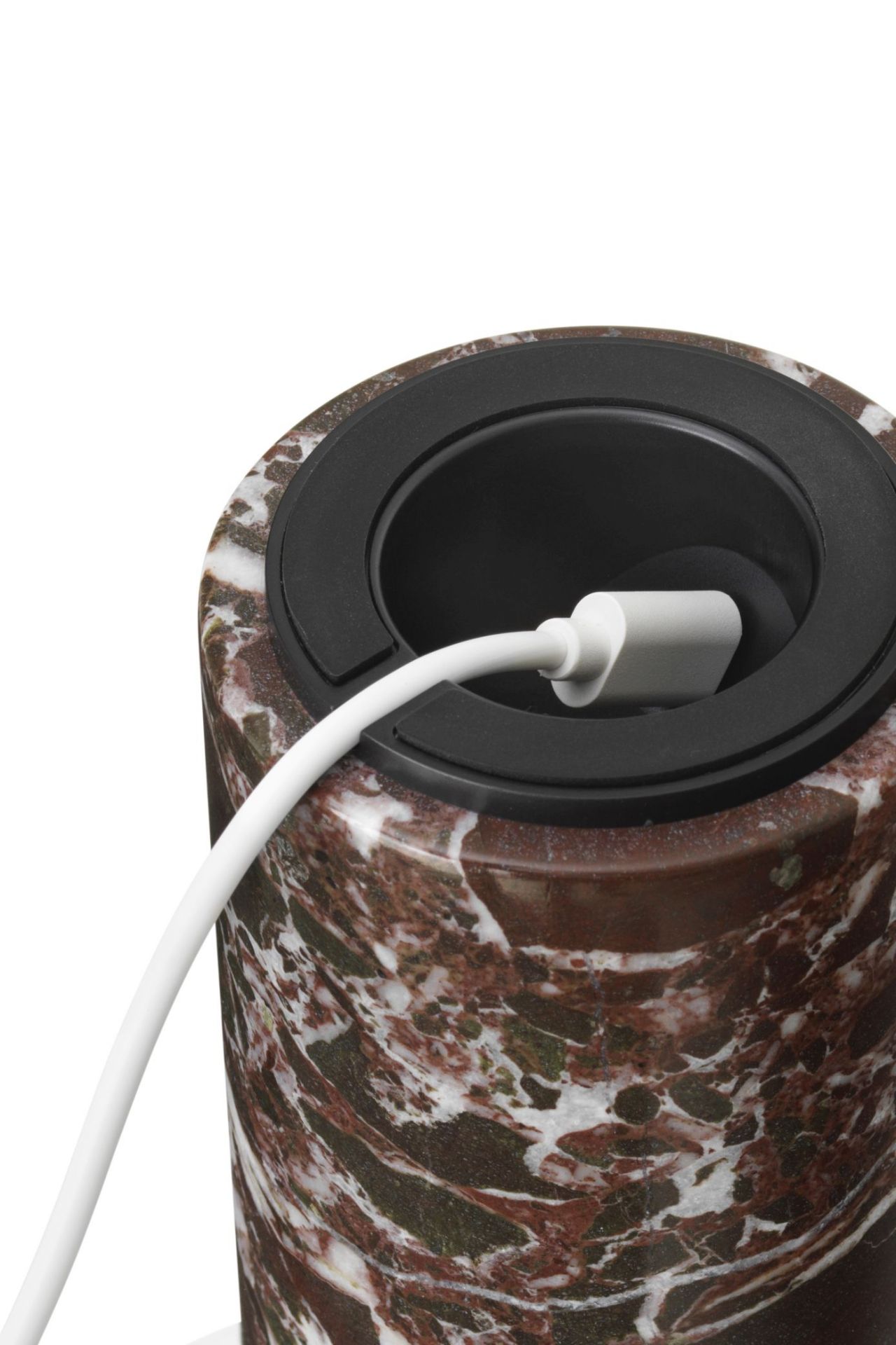 Detailaufnahme der Kizu Tischleuchte: Marmorfuß mit Ladekabel, Akkuleuchte für den Nachttisch.