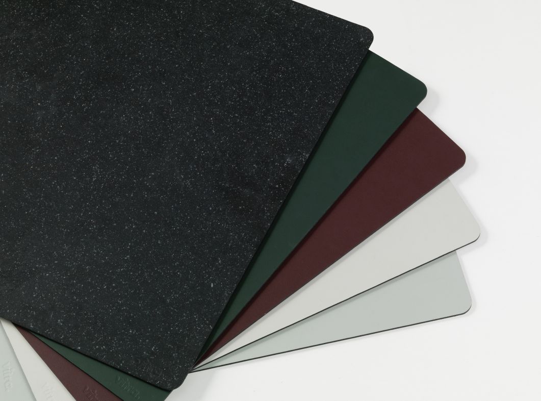 Verschiedene farbige Repad Schreibtischunterlagen von Vitra, eine Auswahl an modernen Büroaccessoires für den Schreibtisch.