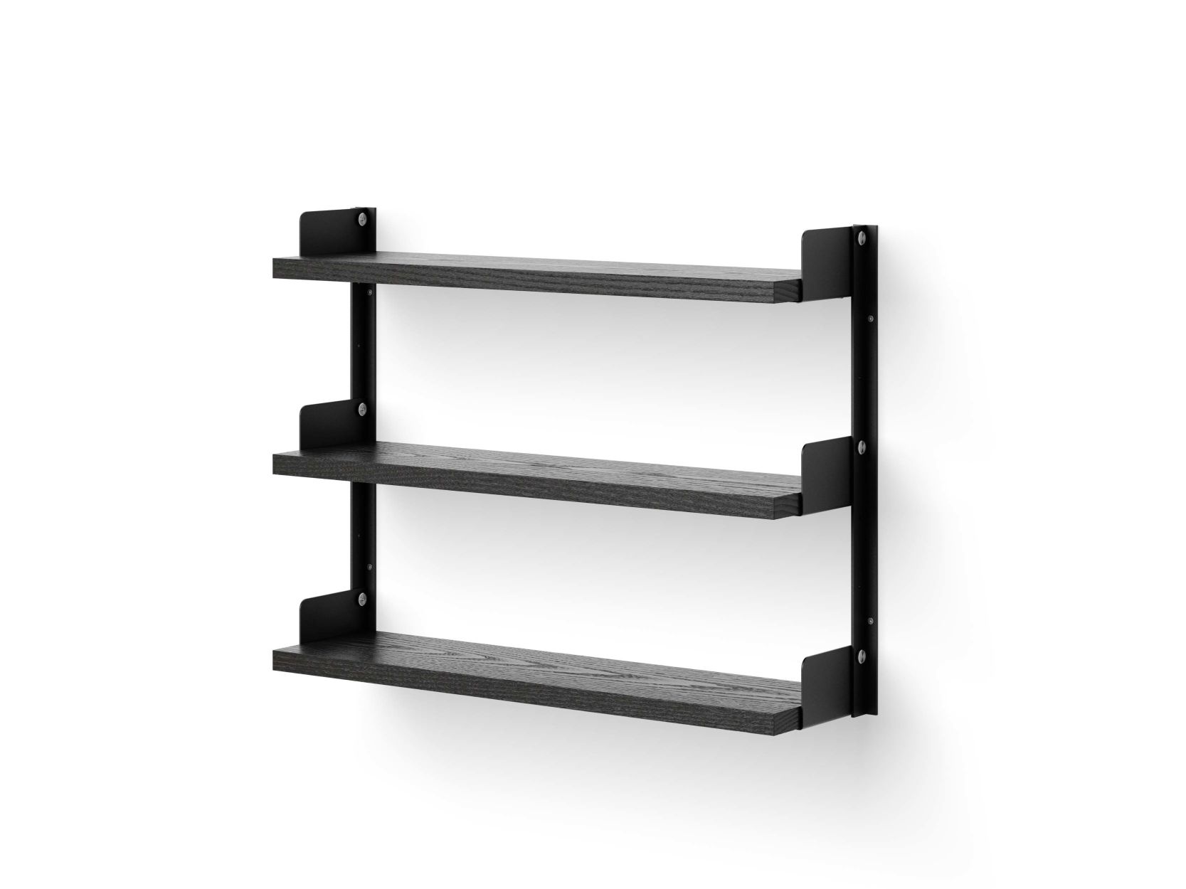 New Works Tee Regal Esche Schwarz, modernes Wandregal mit drei Ebenen und schwarzen Halterungen.