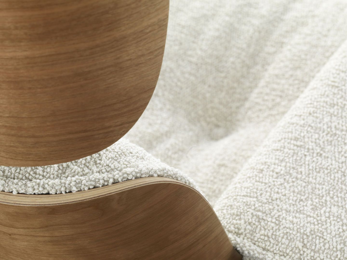 Eames Lounge Chair & Ottoman Sessel VORZUGSKOMBINATION Nubia, cream sand, poliert, Kirschbaum