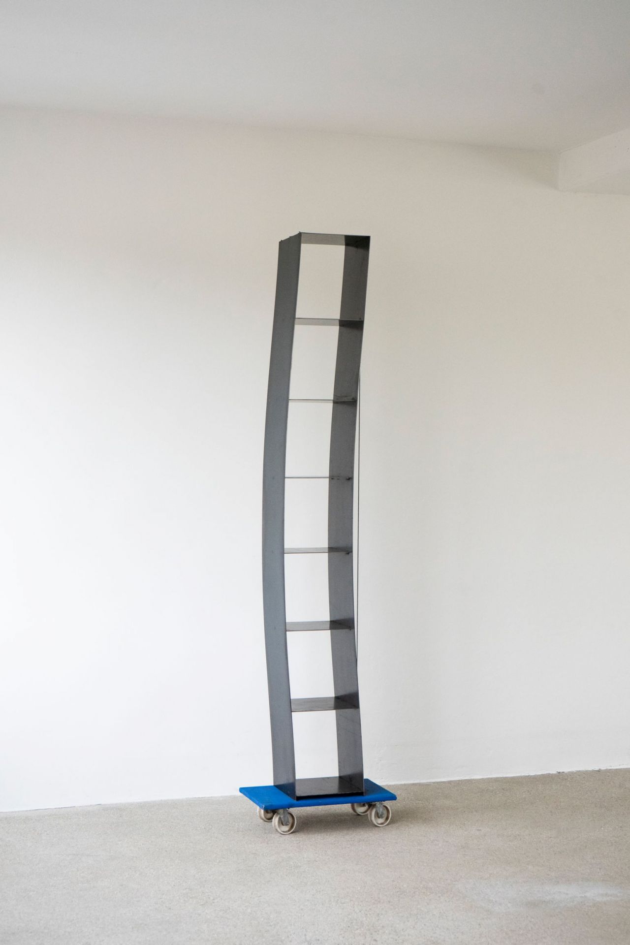 Gespanntes Regal Nils Holger Moormann