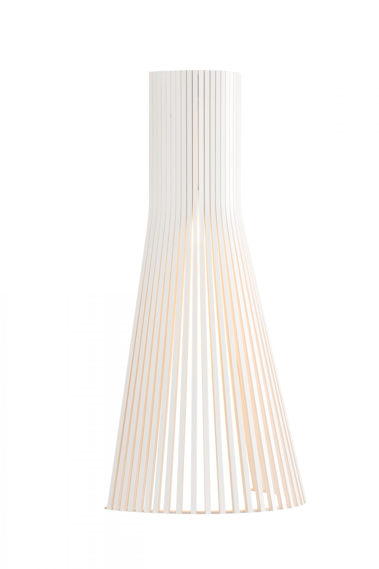 Weiße Secto Design Wandleuchte 4230 LED aus Holz, modernes skandinavisches Design für Innenräume.