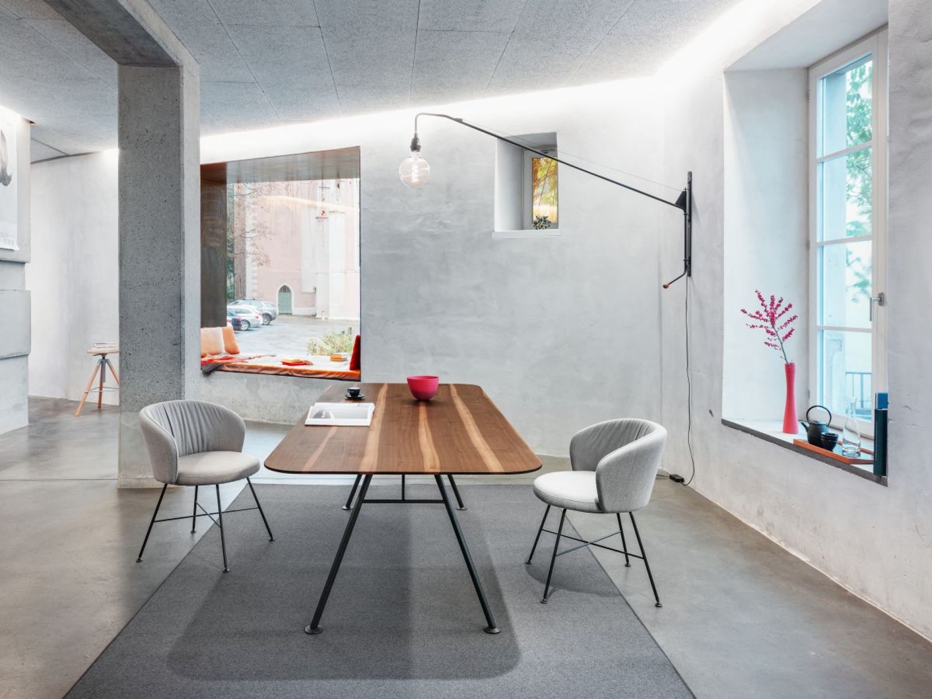 Akio Steel Tisch Girsberger