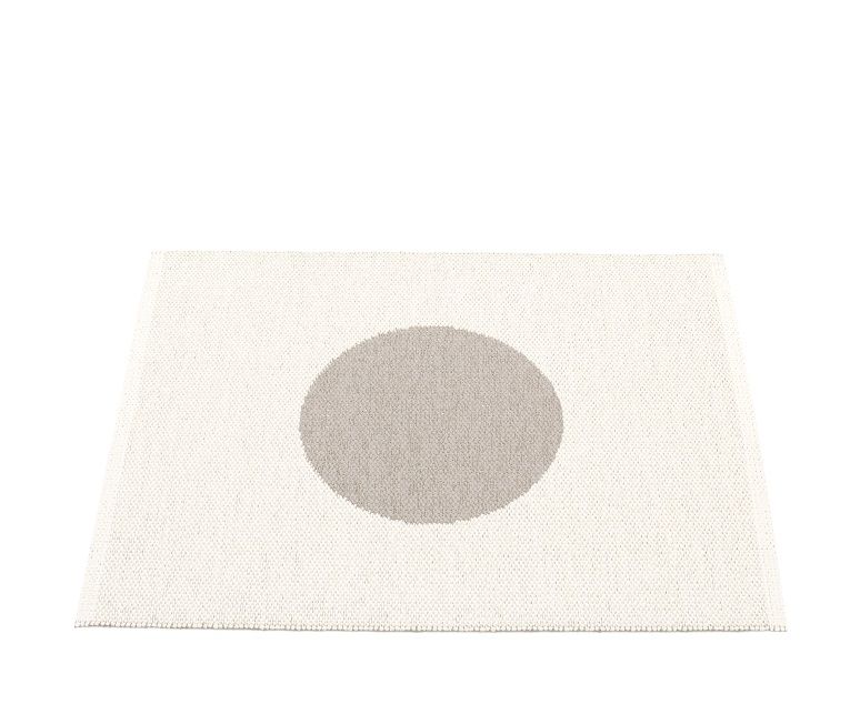 Vera Small One Pappelina Kunststoffteppich in Schlamm, 70x90 cm, mit großem, hellgrauem Kreis auf beigem Grund.