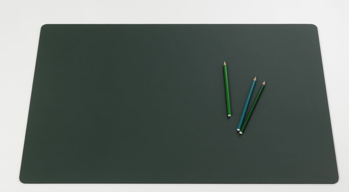 Repad Schreibtischunterlage in Jade mit Stiften. Büroaccessoire für den Schreibtisch, schützt die Oberfläche.