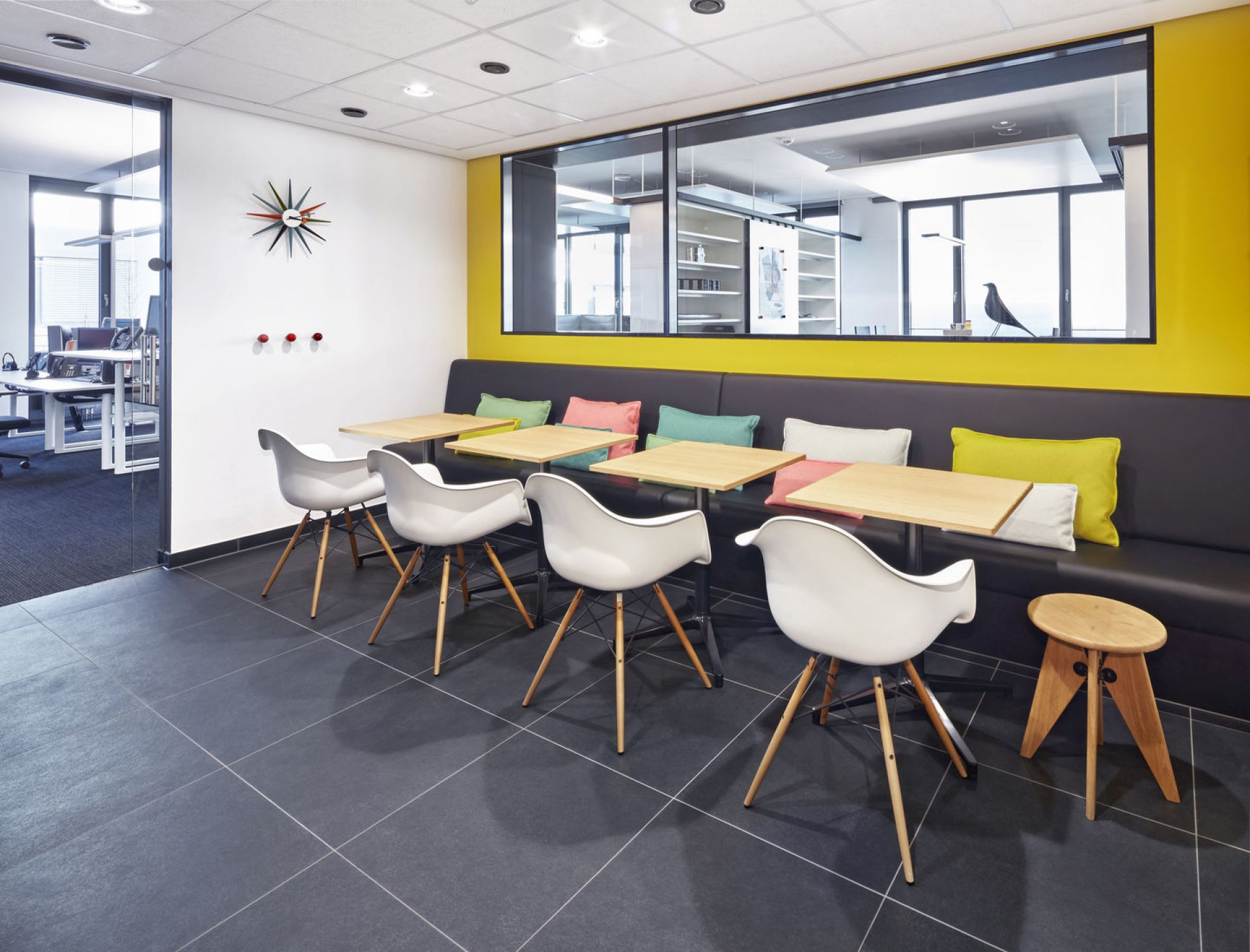 Eames Plastic Arm Chair DAW Stuhl Vollgepolstert Vitra