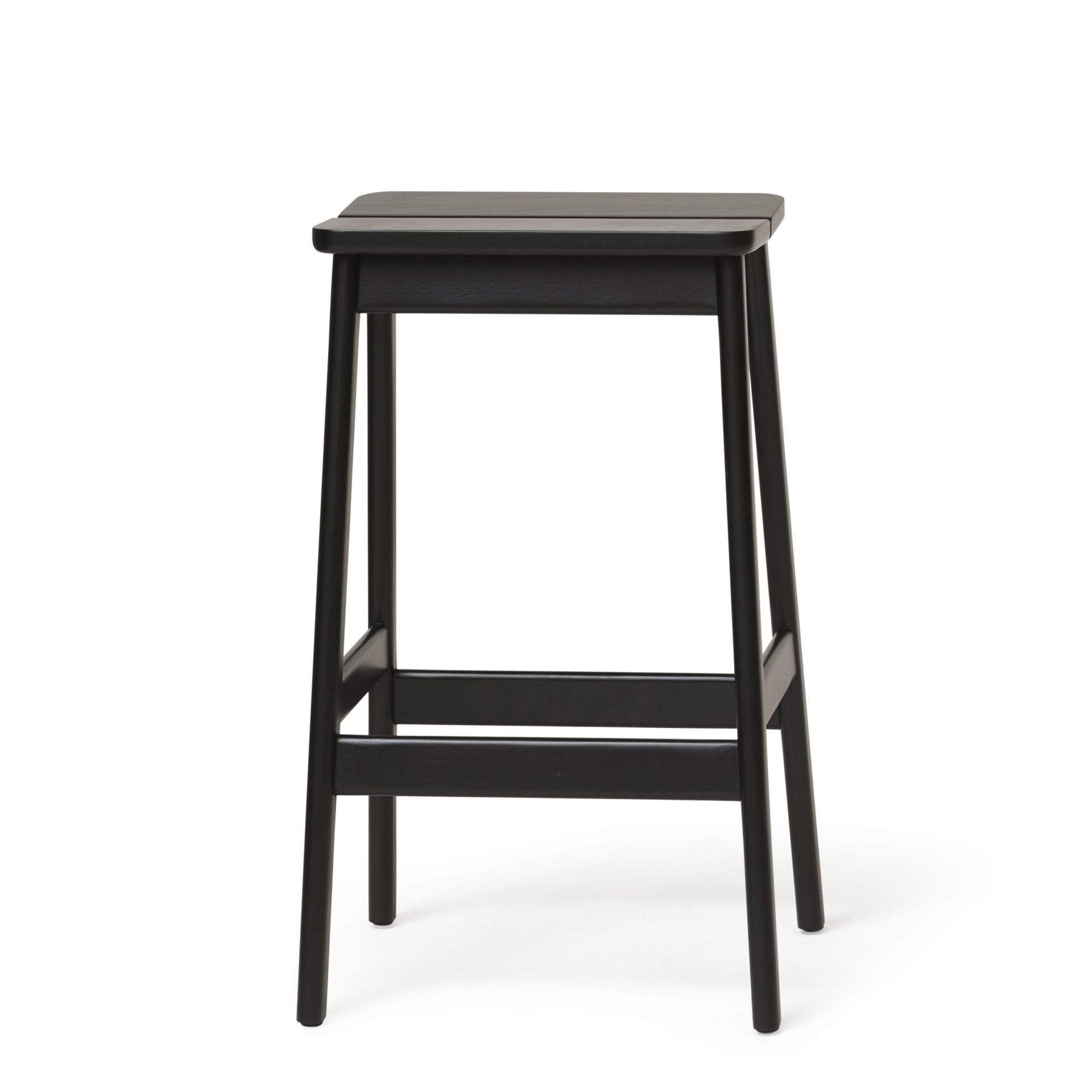 Angle Standard Barhocker Form & Refine Angle Barhocker von Form & Refine, 65 cm hoch, schwarz gebeizt, aus Holz.